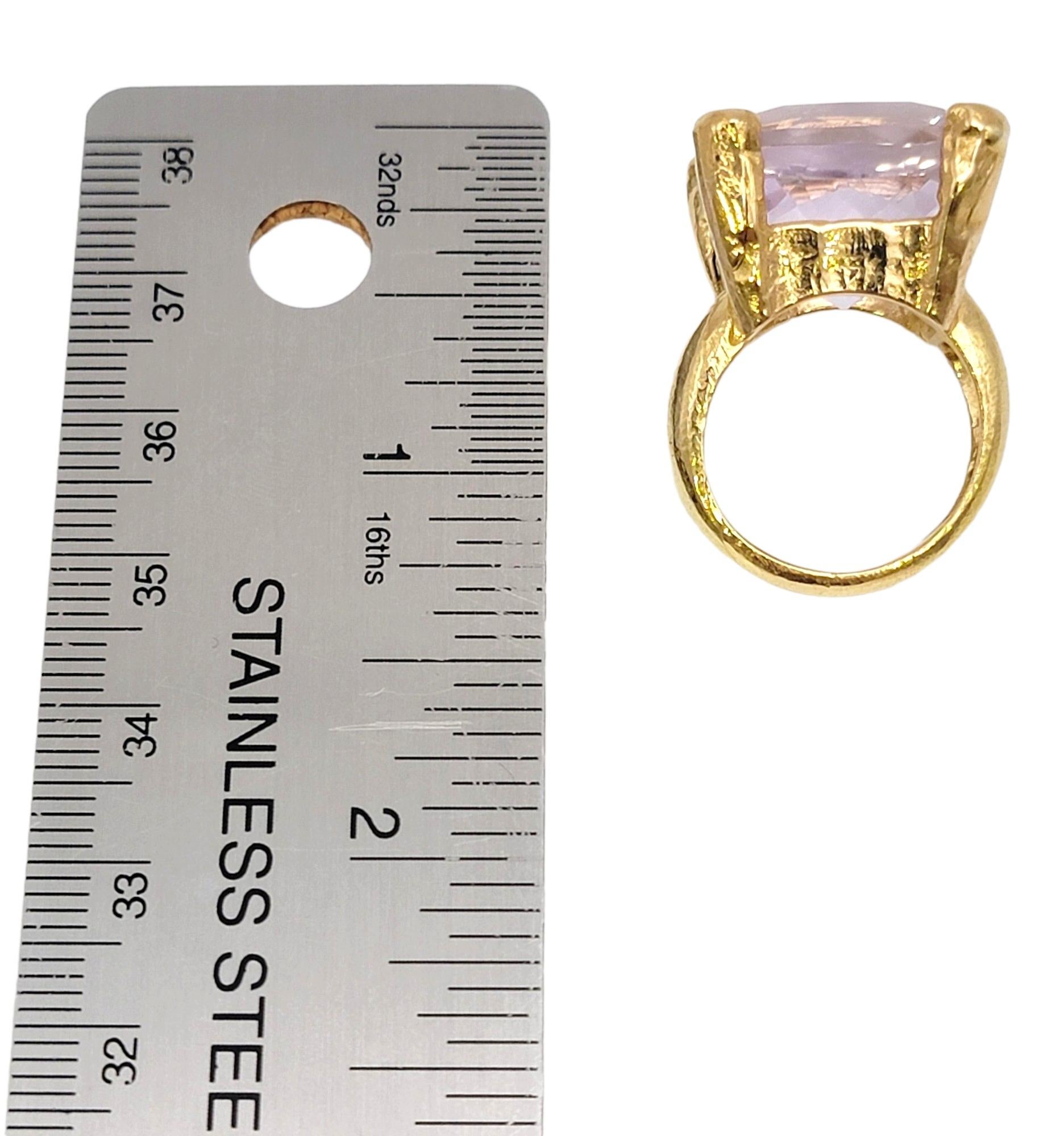 Tous les grands anneaux de cocktail en or 18 carats et quartz violet clair de taille carrée  en vente 7