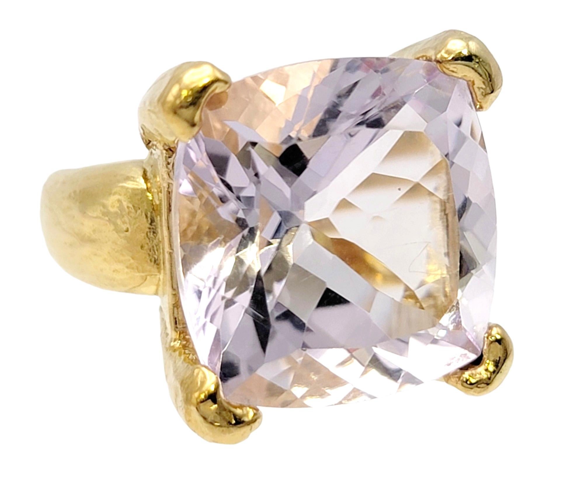 Taille carrée Tous les grands anneaux de cocktail en or 18 carats et quartz violet clair de taille carrée  en vente