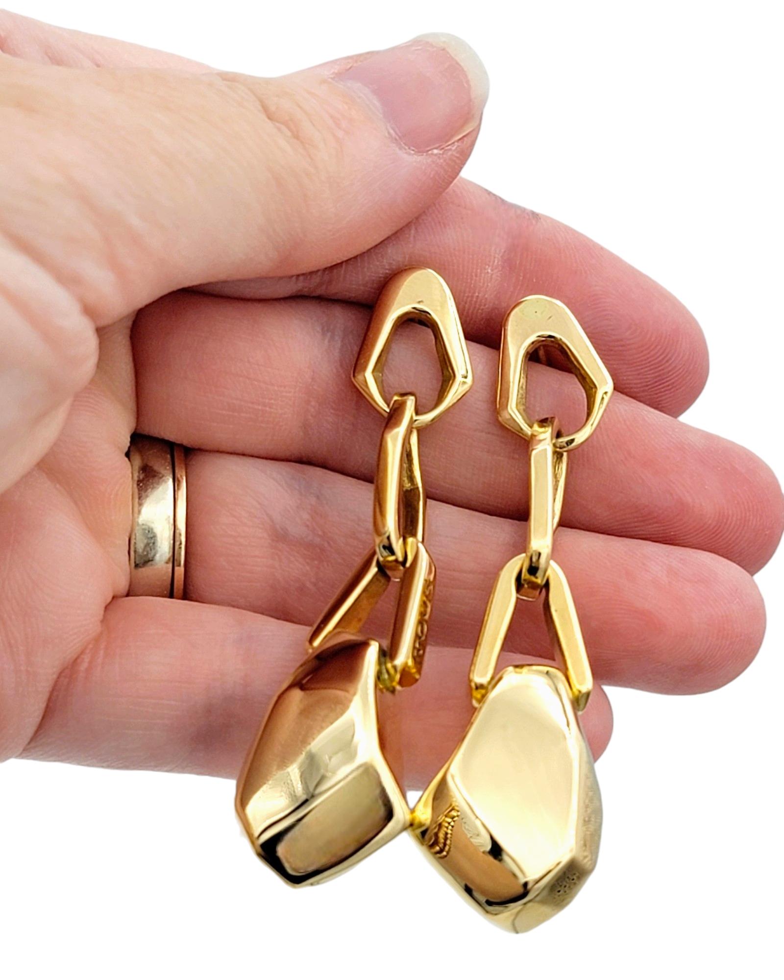 Tous Orecchini a buco con catena geometrica in oro giallo 18 carati lucido in vendita 1