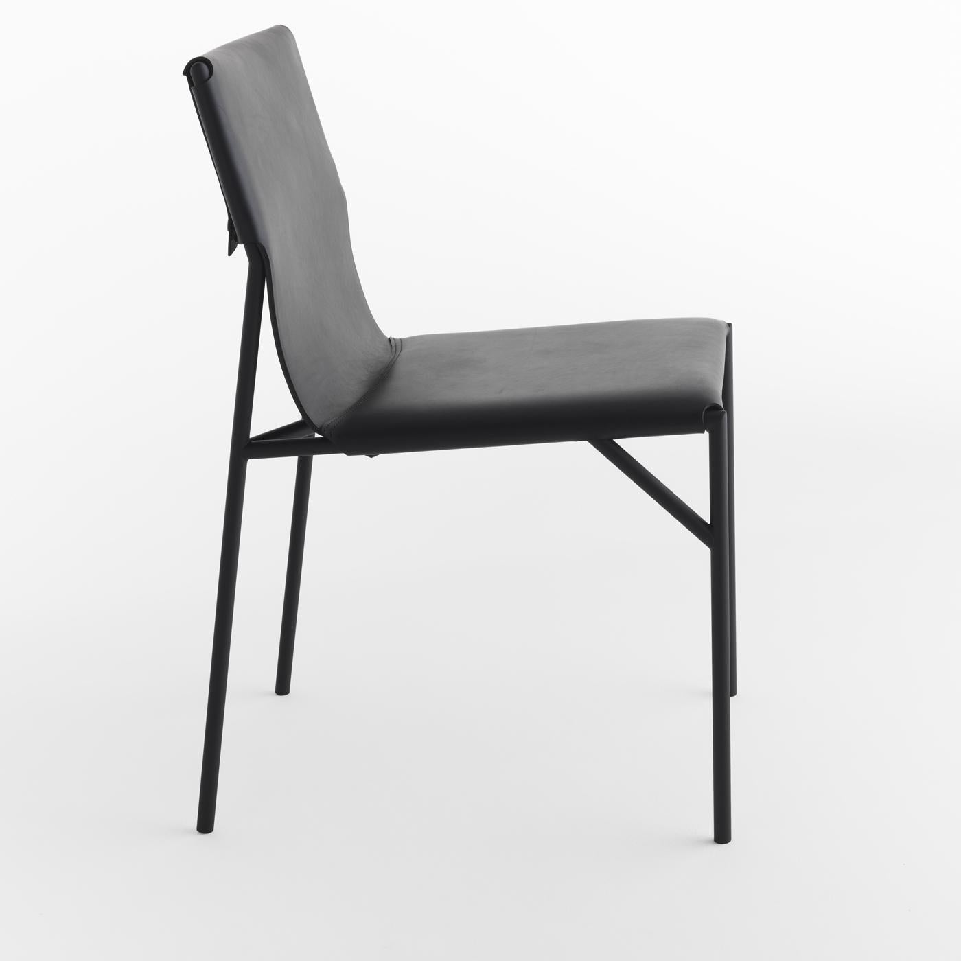 Der von March Thorpe für die Tout Le Jour-Kollektion entworfene Stuhl ist ein modernes und elegantes Stück funktioneller Einrichtung. Der ergonomische Sitz und die Rückenlehne sind mit feinem schwarzem Leder gepolstert und ruhen auf einer schlanken