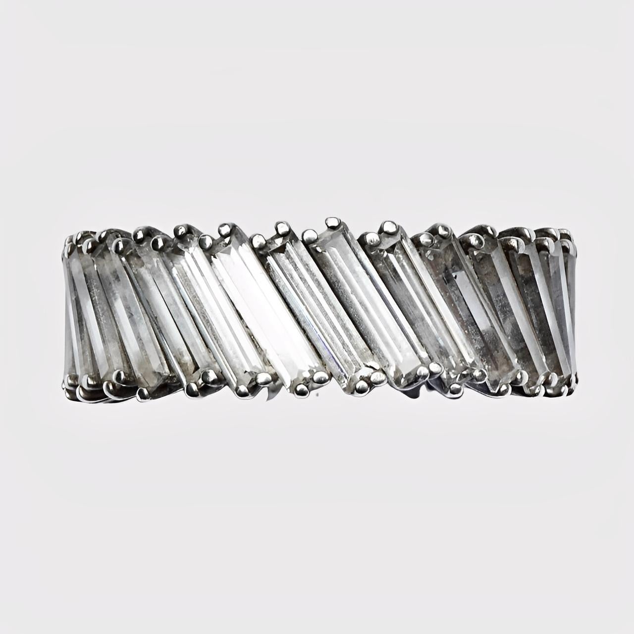 Glamouröser Tova-Ring aus Sterlingsilber mit Baguette-Kubikzirconen in Diamantenoptik.

Ringgröße UK Q / US 8, Innendurchmesser 1,9 cm / .75 inch. Die Breite beträgt .8 mm / .3 inch.

Dies ist ein stilvoller Ring mit Diamanten und Zirkonen von Tova.