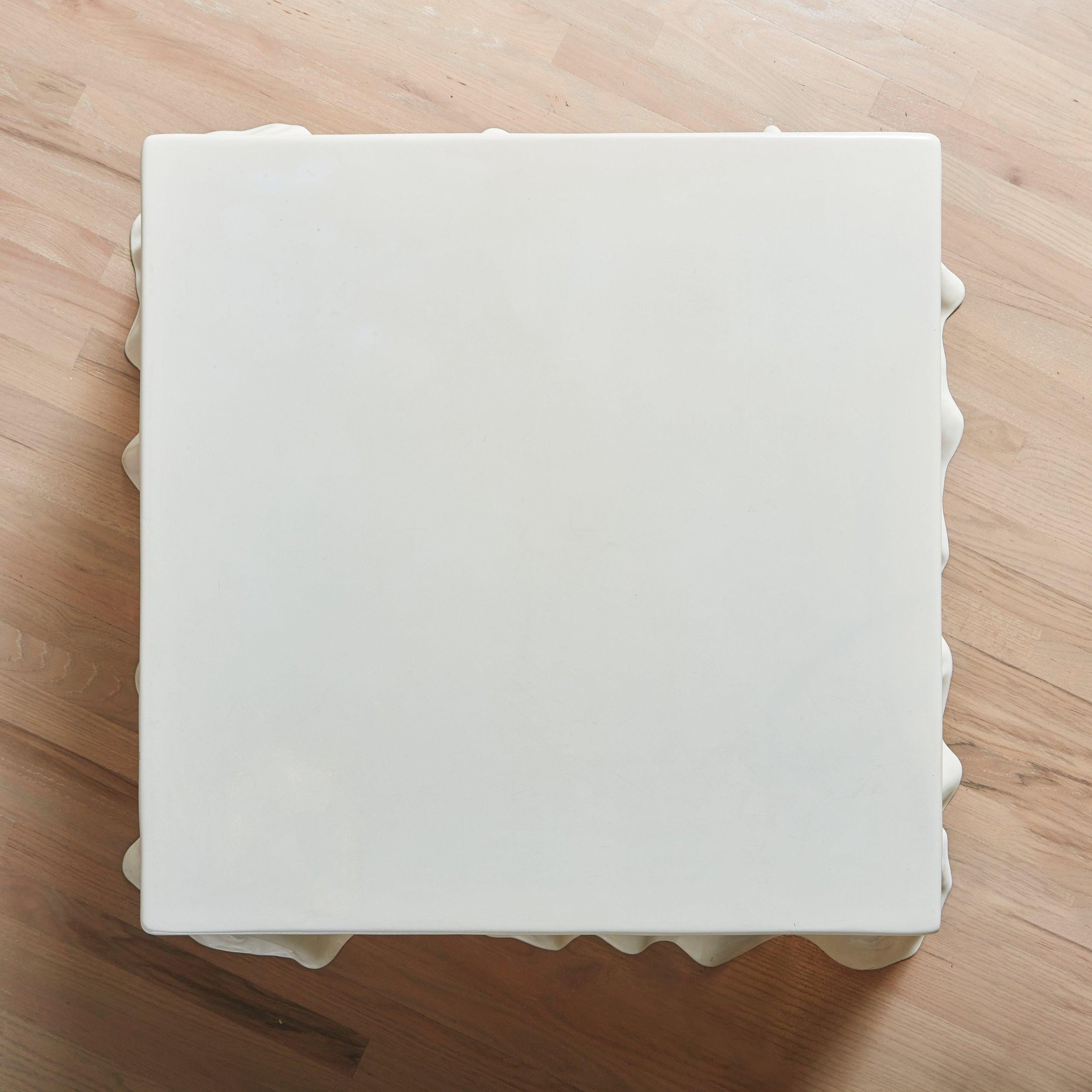 Rare table basse Tovaglia conçue par le Studio Tetrach en 1969. Cette table a été produite par Alberto Bazzani en Italie et importée aux États-Unis par Stendig. Il a été construit avec de la fibre de verre enduite de gel, moulée pour imiter un tissu