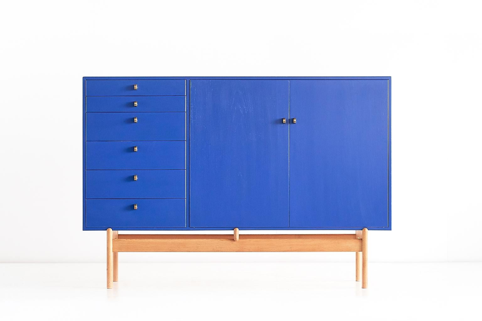 This striking cabinet was designed by Tove and Edvard Kindt Larsen and produced by the Swedish manufacturer Säffle Möbelfabrik in the early 1960s. This design was produced in two versions: one in entirely natural oak and a more rare version in blue