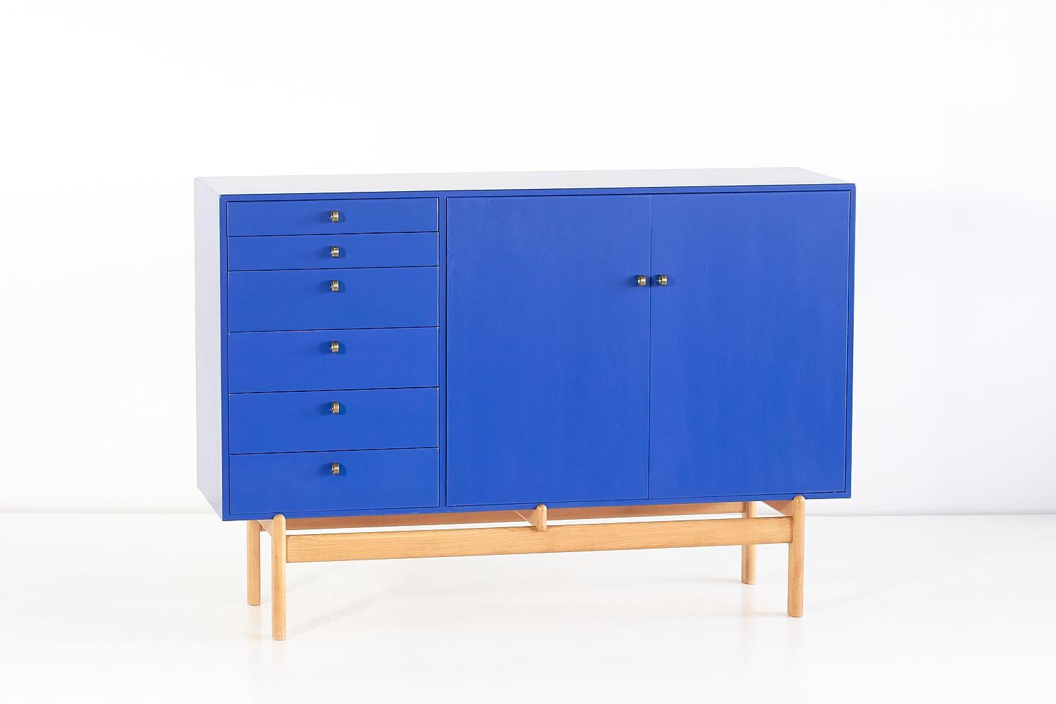 Scandinavian Modern Tove and Edvard Kindt Larsen Cabinet in Oak and Brass, Säffle Möbelfabrik, 1960s