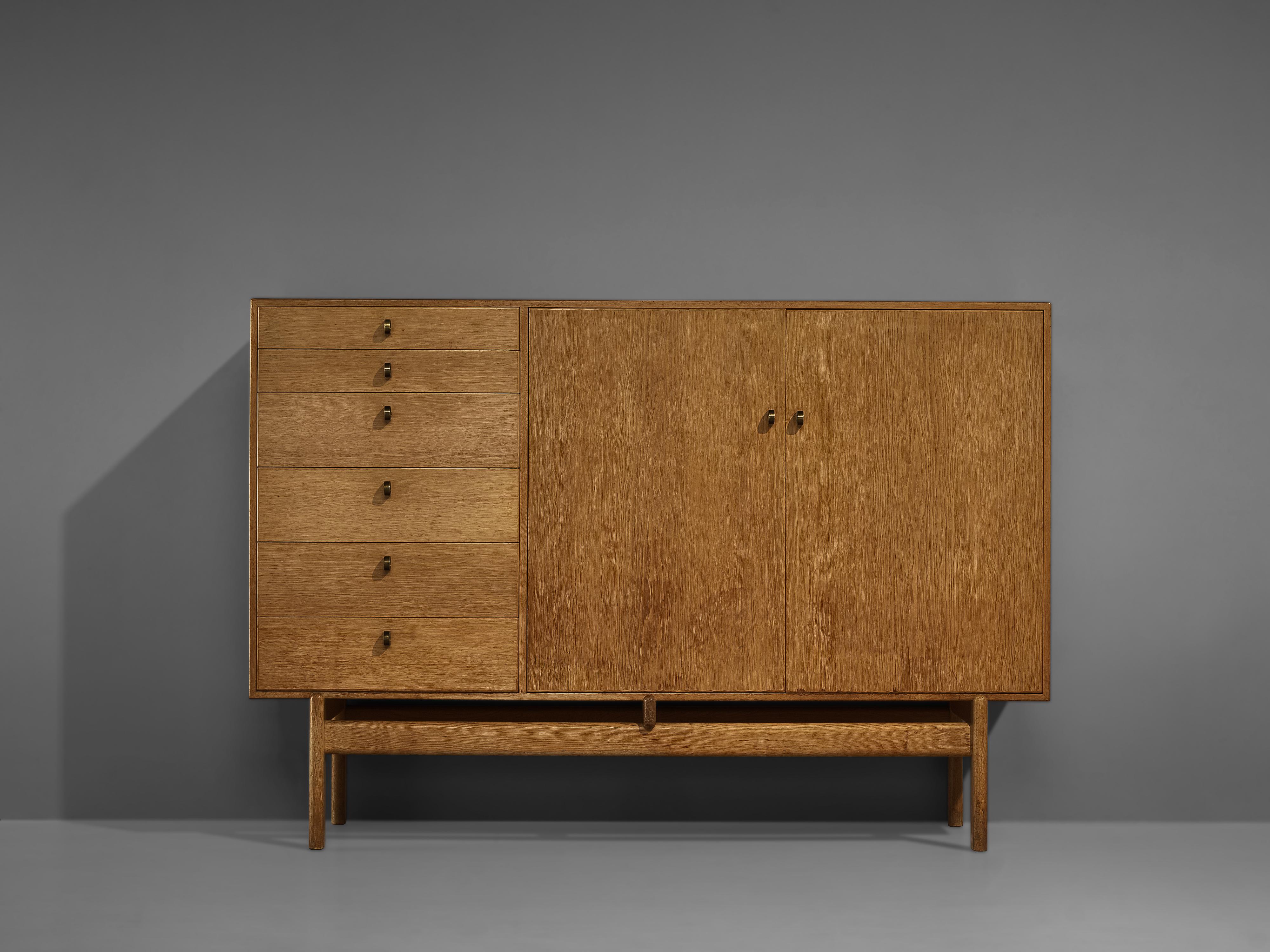 Tove and Edvard Kindt-Larsen for Illums Bolighus København, cabinet with drawers, oak, brass, Denmark, design 1961

Danish designer couple Tove and Edvard Kindt-Larsen designed this cabinet with drawers in 1961. It has a well-structured front with a