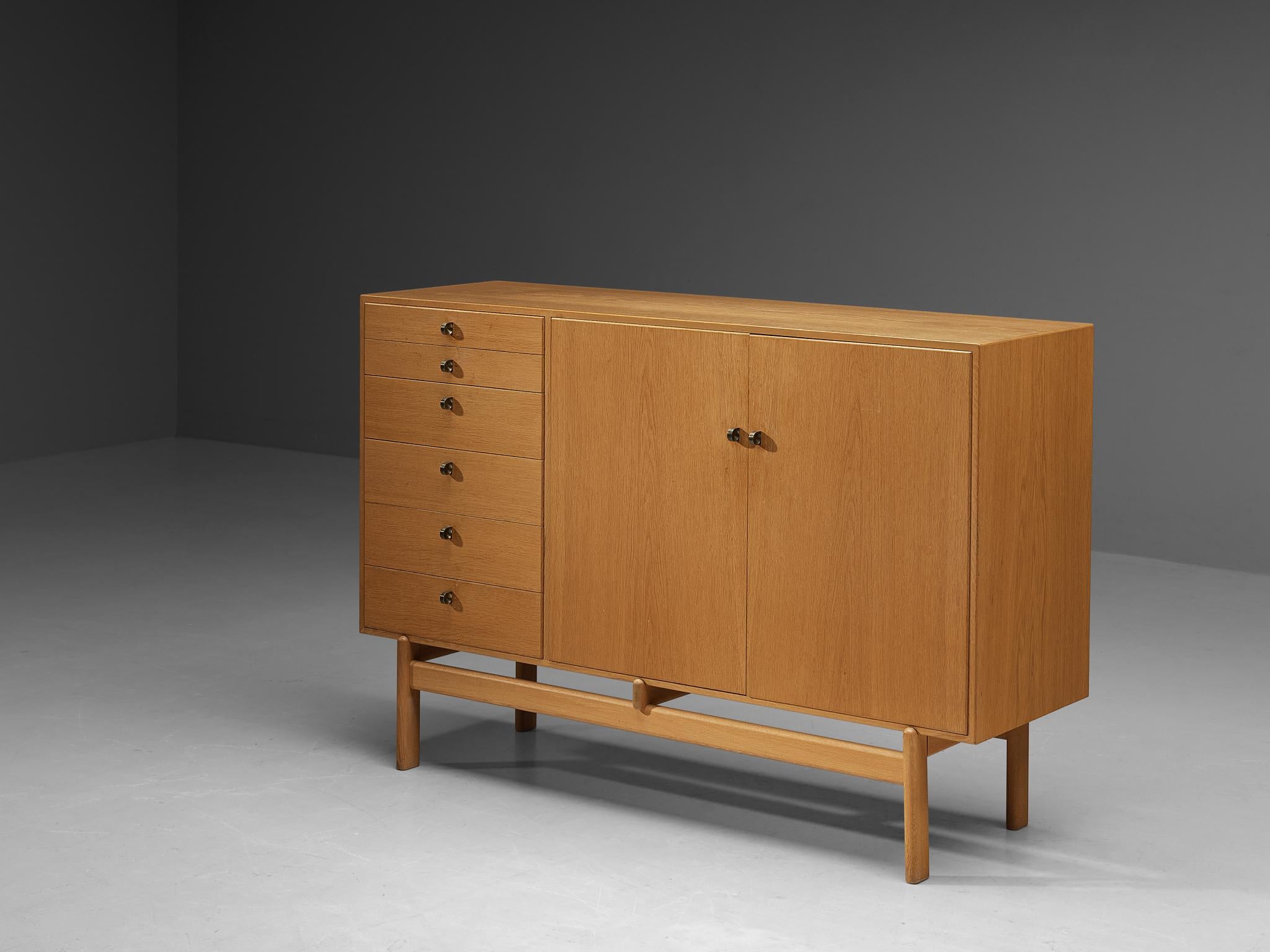Tove and Edvard Kindt-Larsen for Seffle Möbelfabrik, cabinet with drawers, oak, brass, Denmark, design 1961

Danish designer couple Tove and Edvard Kindt-Larsen designed this cabinet with drawers in 1961. It has a well-structured front with a column