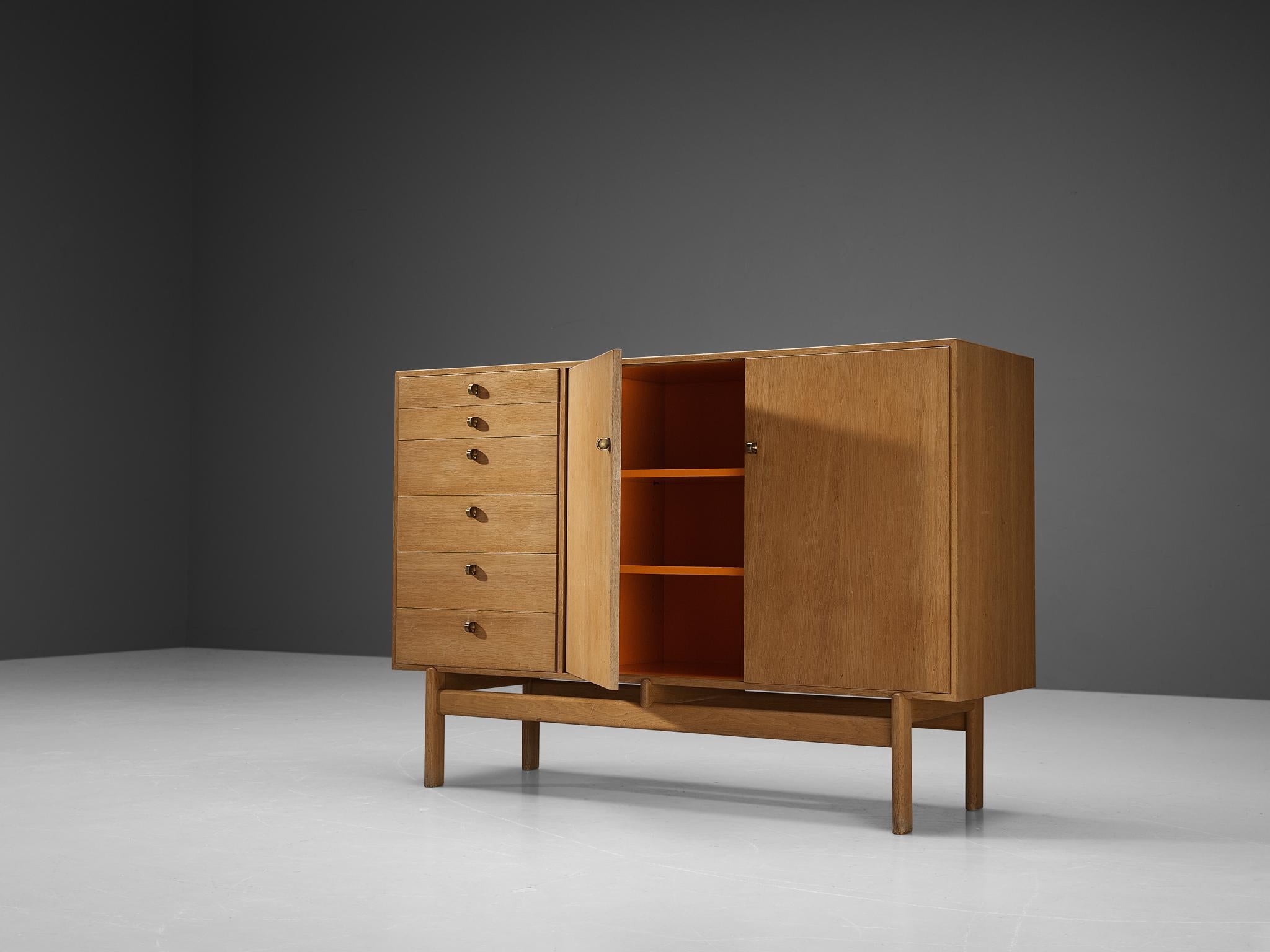 Tove and Edvard Kindt-Larsen for Seffle Möbelfabrik, cabinet with drawers, oak, brass, Denmark, design 1961

Danish designer couple Tove and Edvard Kindt-Larsen designed this cabinet with drawers in 1961. It has a well-structured front with a