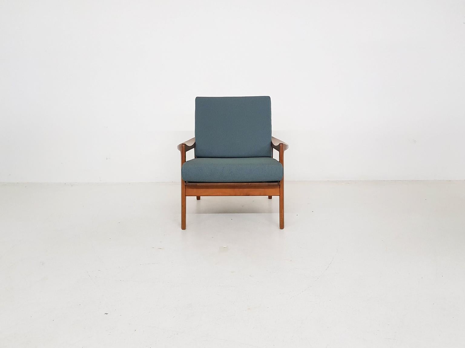 Scandinavian modern lounge chair, by Tove and Edvard Kindt-Larsen for Gustav Bahus, Norway made in the 1960s

It has a teak frame with new cushions and new green upholstery.

Nice lounge chair with a nice organic shape and beautiful midcentury