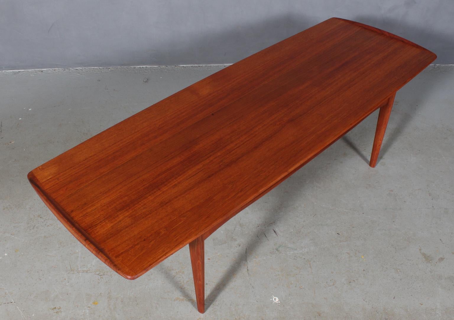 Tove & Edvard Kindt Larsen, coffee / sofa table made in solid teak, 

Denmark, 1960s. 

Model FD503, made by France & Son.