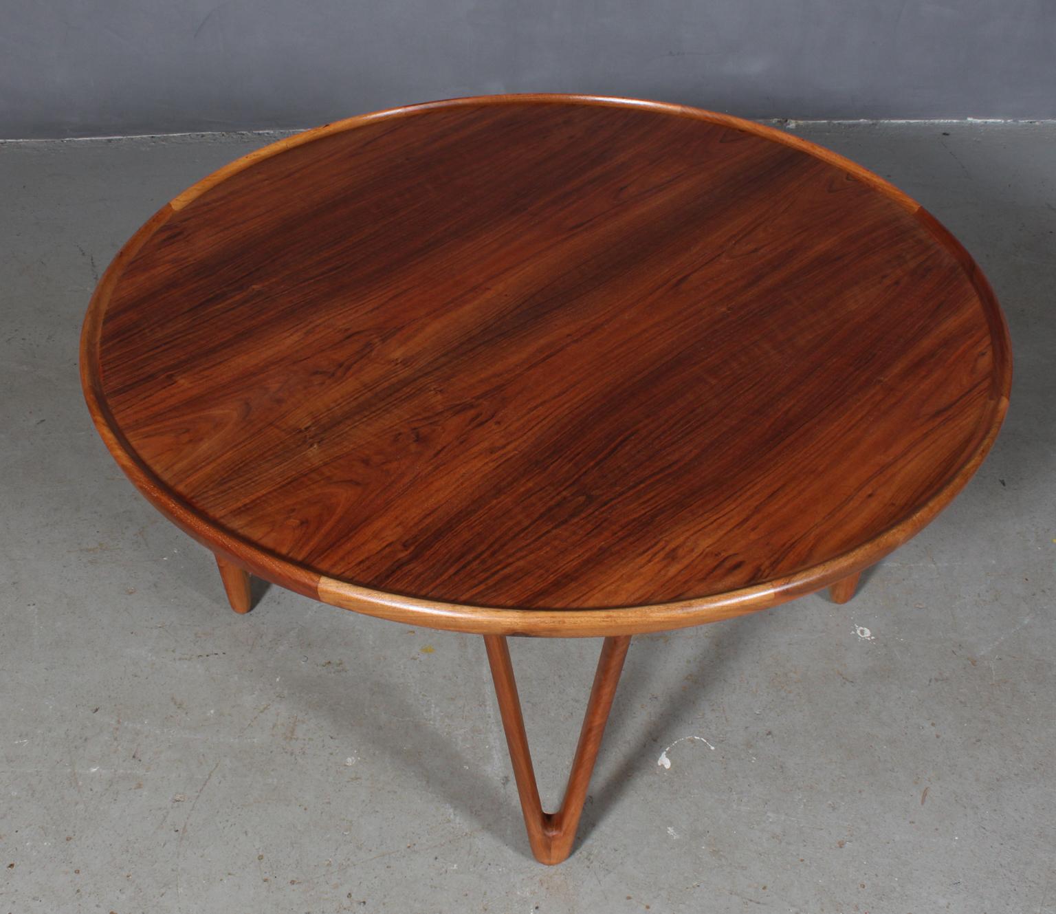 Tove & Edvard Kindt-Larsen, coffee / sofa table made in walnut.

Hairpin legs.

Rarely seen model.