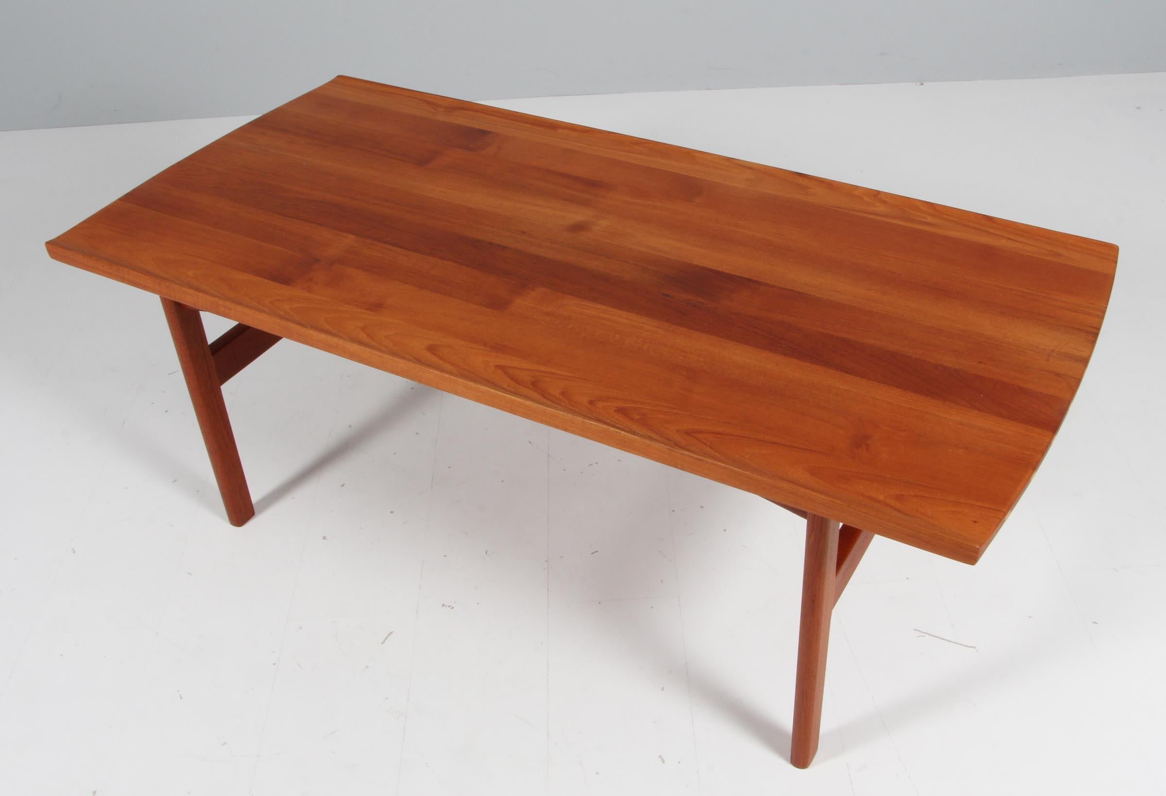 Tove & Edvard Kindt Larsen, coffee / sofa table made in solid teak. 

Denmark, 1960s. 

Made by AB Seffle Möbelfabrik.