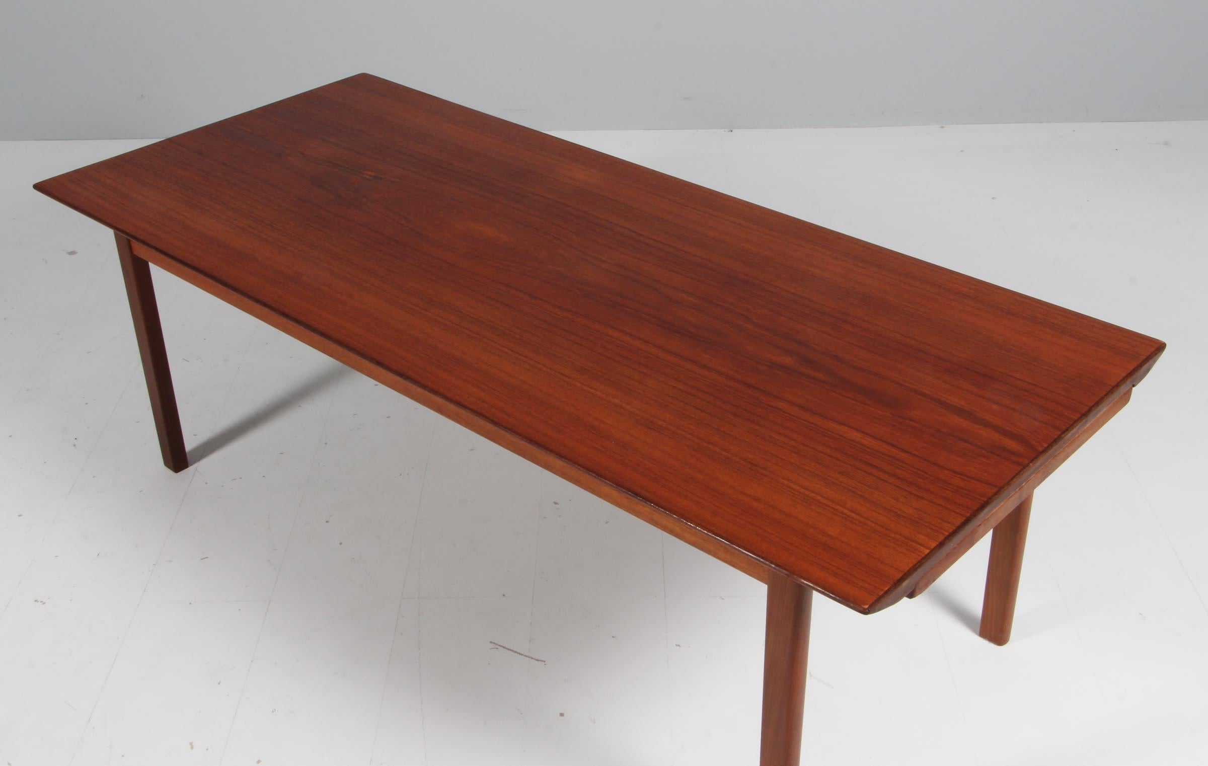 Tove & Edvard Kindt Larsen, coffee / sofa table made in partly solid teak. Extension leafs in white and black Formica.

Denmark, 1960s. 

Made by Seffle.