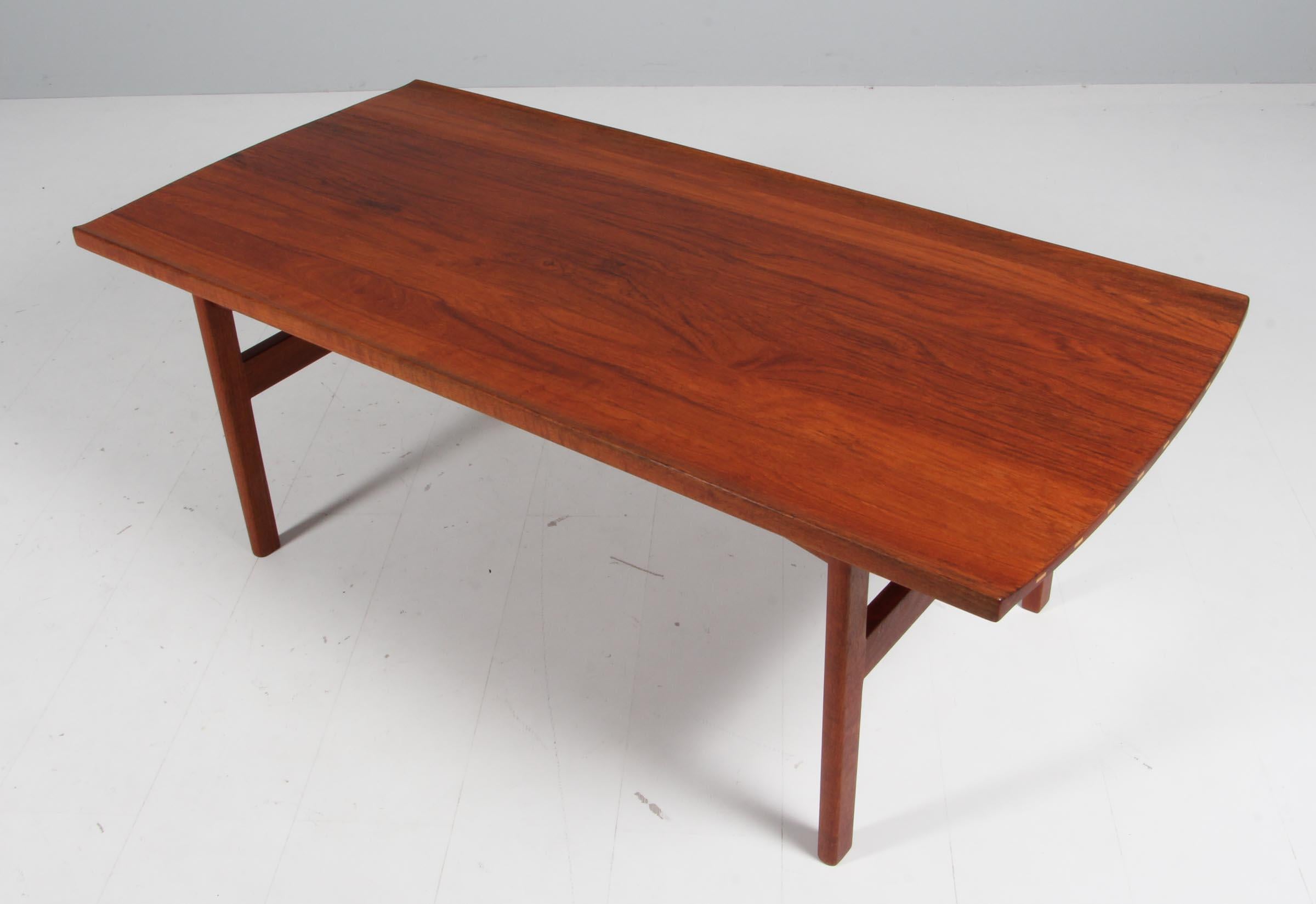 Tove & Edvard Kindt Larsen, coffee / sofa table made in solid teak. 

Denmark, 1960s. 

Made by AB Seffle Möbelfabrik.