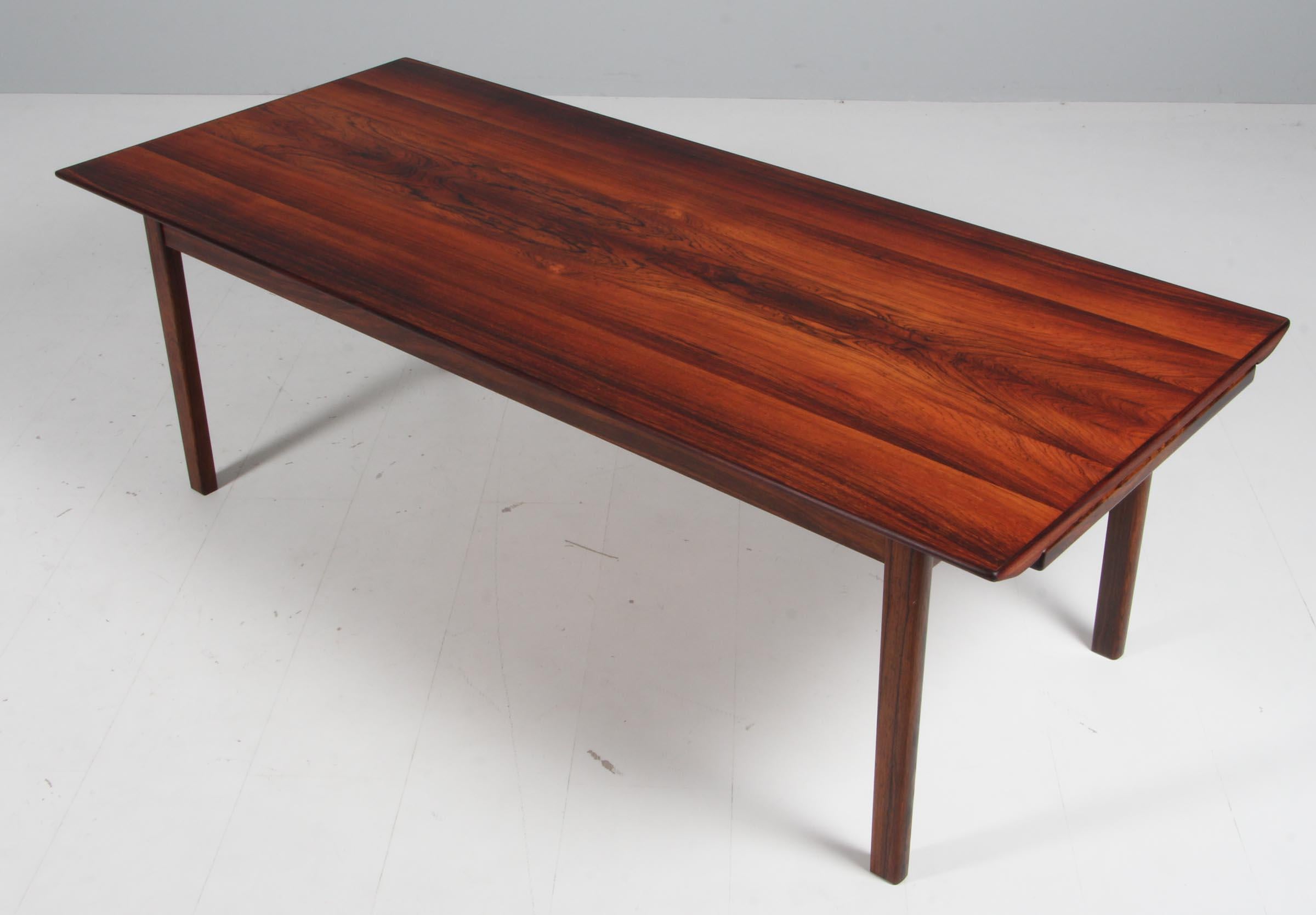 Tove & Edvard Kindt Larsen, coffee / sofa table made in partly solid rosewood. Extension leafs in white and black Formica.

Denmark, 1960s. 

Made by Seffle.