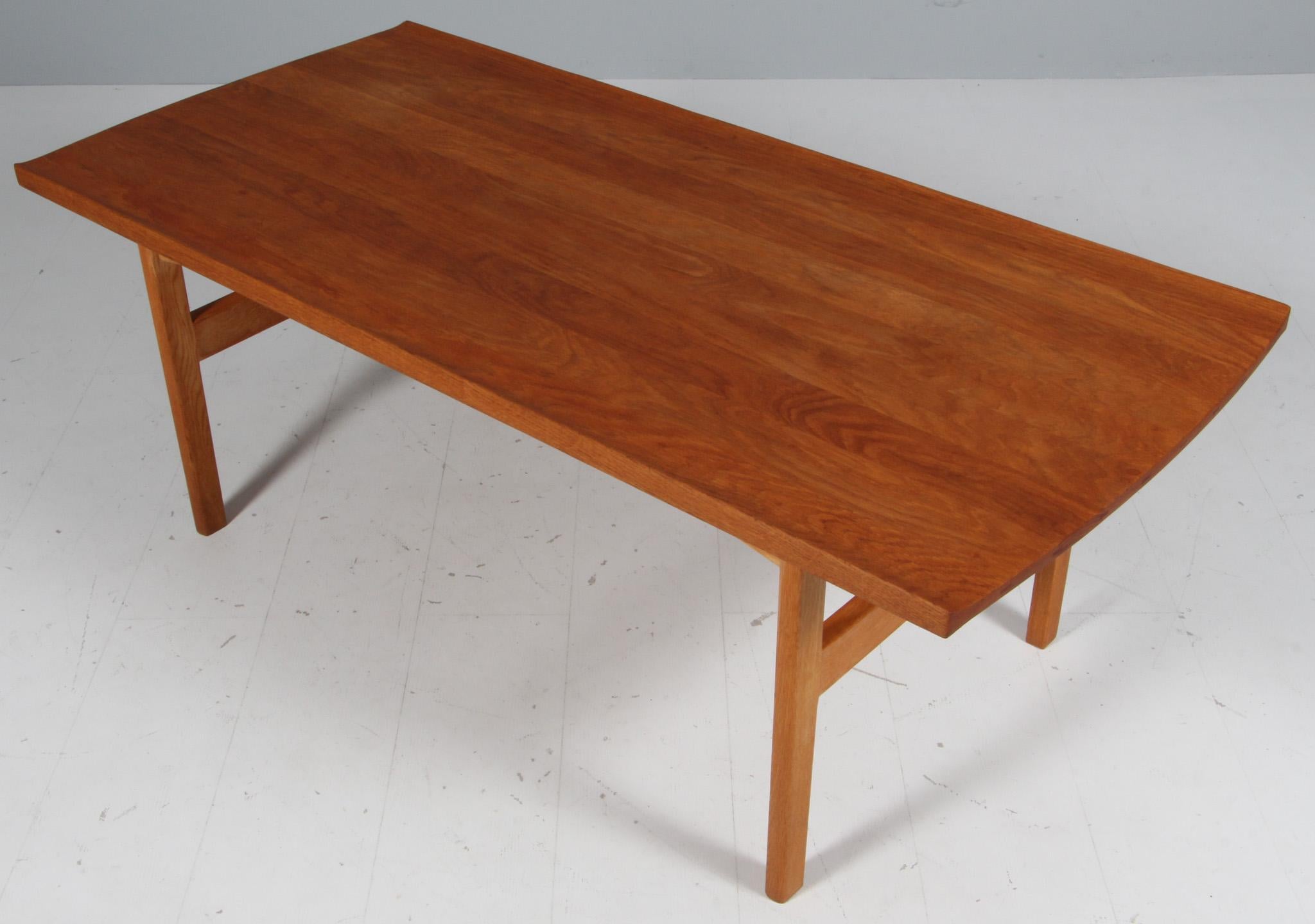 Tove & Edvard Kindt Larsen, coffee / sofa table made in solid oak. 

Denmark, 1960s. 

Made by AB Seffle Möbelfabrik.
