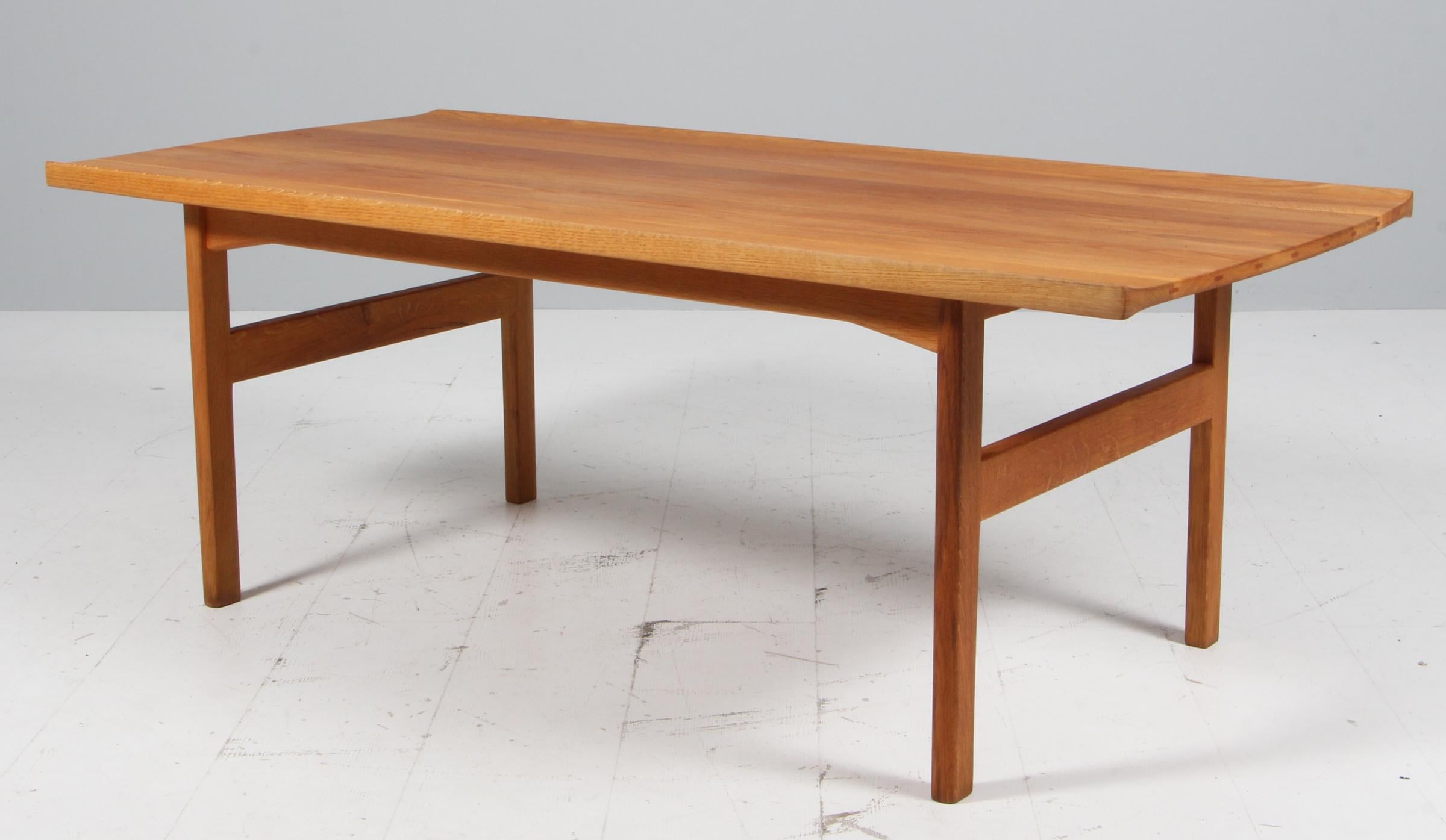 Tove & Edvard Kindt Larsen, coffee / sofa table made in solid oak. 

Denmark, 1960s. 

Made by AB Seffle Möbelfabrik.