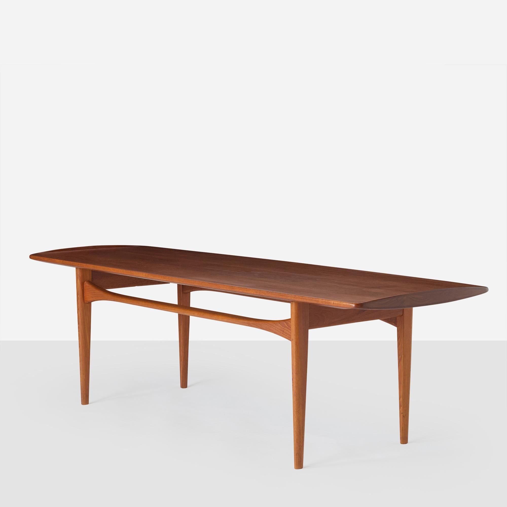 Une table basse en teck, produite et labellisée par France & Daverkosen. Modèle n° 503.