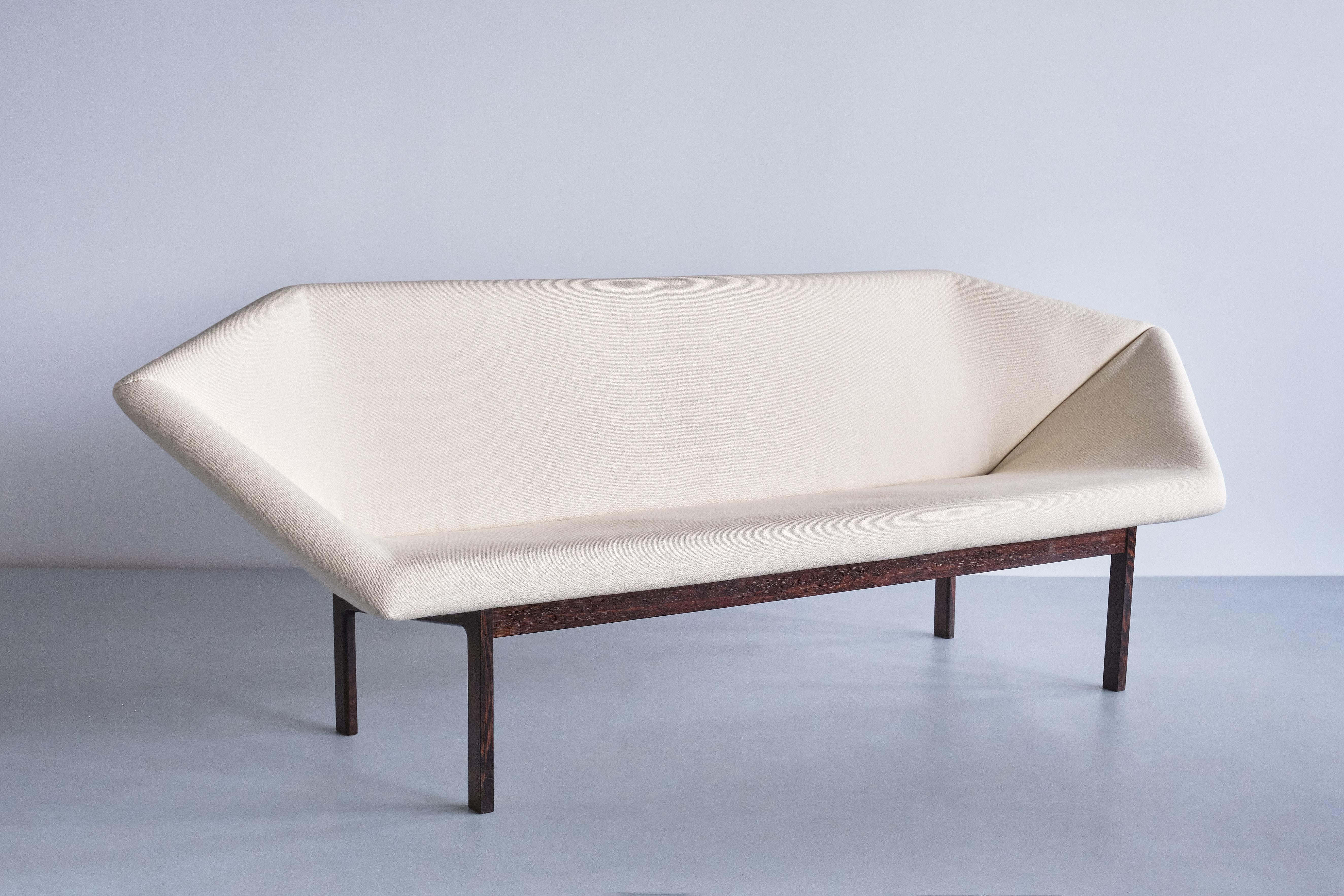Dieses äußerst seltene Sofa namens Prisma wurde 1963 von Tove & Edvard Kindt-Larsen entworfen. Er wurde von dem Tischler Ludvig Pontoppidan in Dänemark hergestellt.

Das klare Design wird durch die längliche, geometrische Form der gepolsterten Sitz-