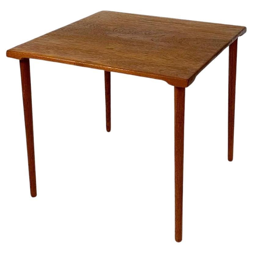 Table d'appoint de Tove & Edvard Kindt-Larsen, modèle n° FD544 conçu pour France & Daverkosen (plus tard France & Son) dans les années 1950. Le modèle proposé a été produit au début des années 1960.

Fabriqué en teck massif avec des pieds vissés.