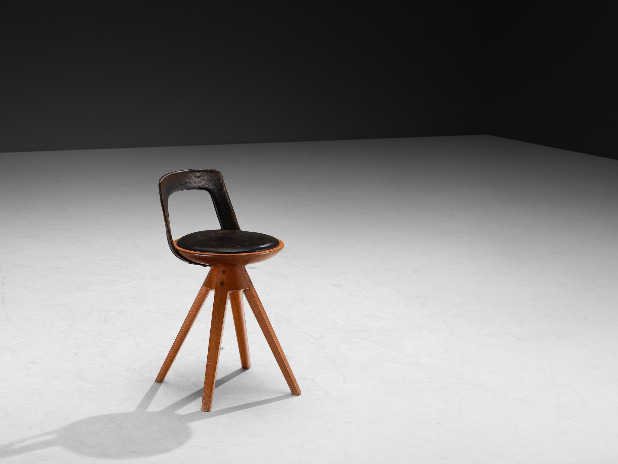 Tove & Edvard Kindt-Larsen per Thorald Madsen Snedkeri, sedia da scrivania girevole, teak, pelle patinata, ottone, Danimarca, 1957 

Progettato dal duo di designer danesi Tove & Edvard Kindt-Larsen e realizzato dal maestro ebanista Thorald Madsen,