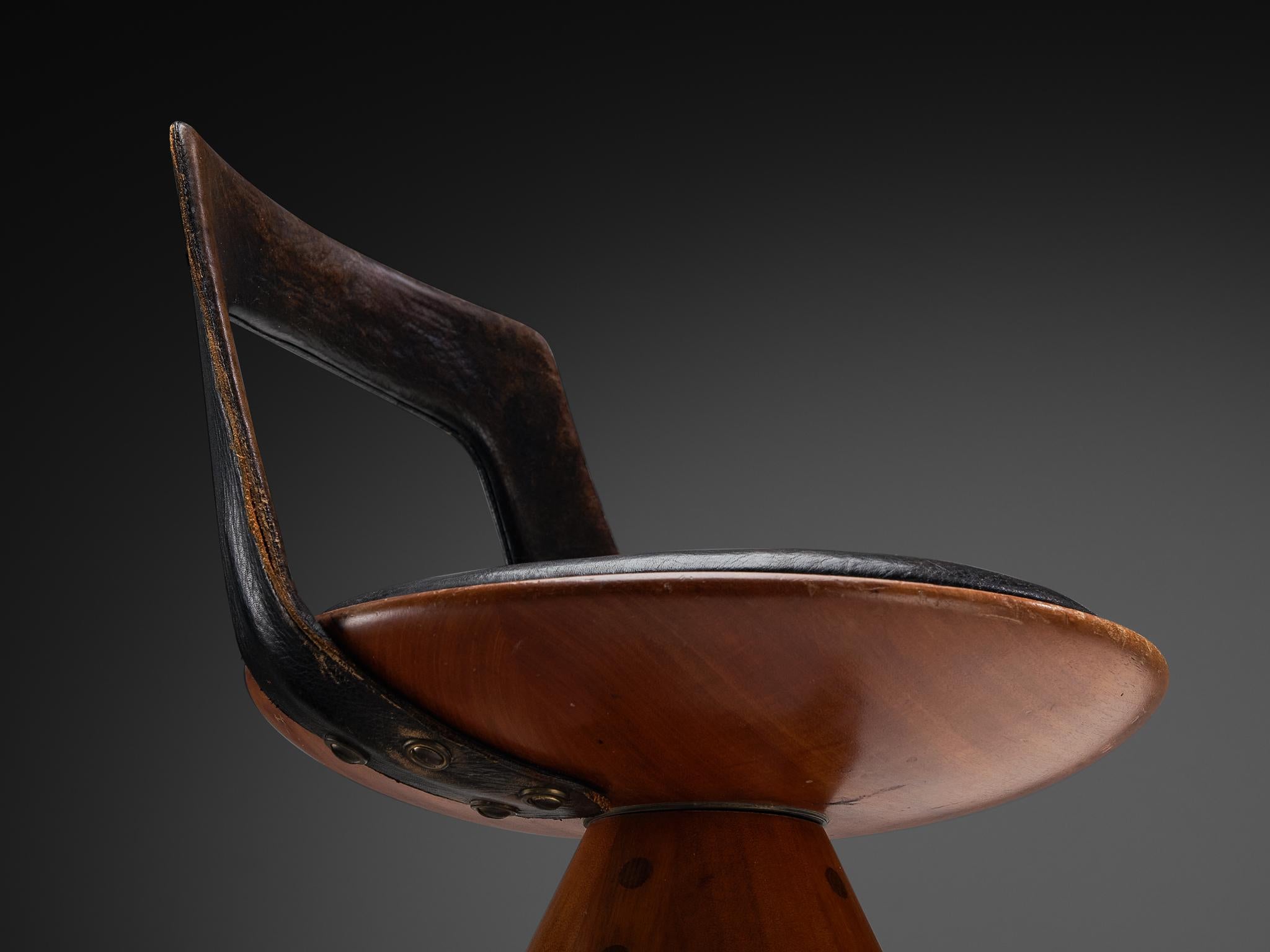 Metà XX secolo Tove & Edvard Kindt-Larsen Small Swivel Desk or Side Chair in Teak and Leather in vendita