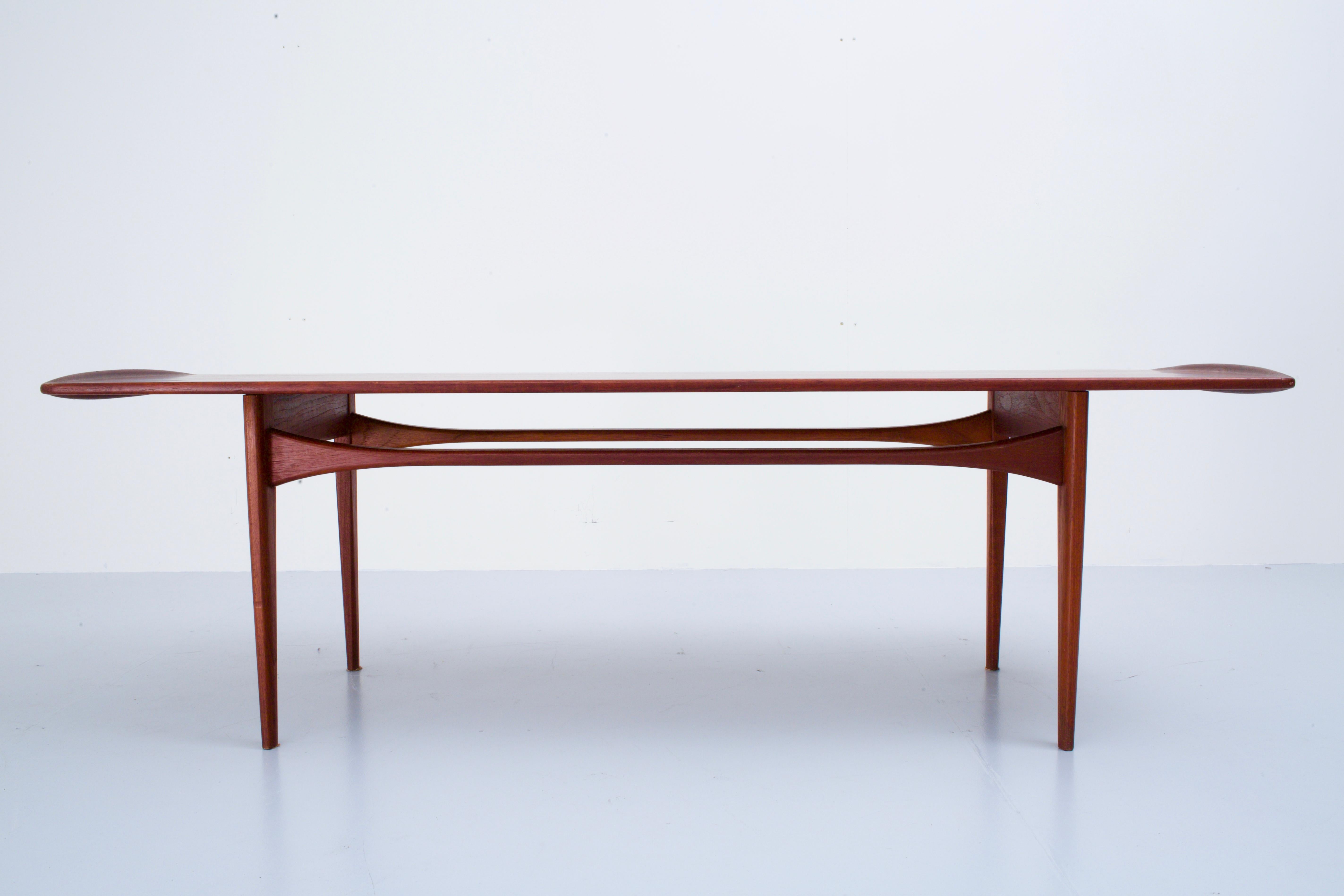 Tove & Edvard Kindt-Larsen teak coffee table for France & Daverkosen, Denmark, 1960s.

This famous coffee table is still in very good condition, especially the teak wood has aged very nicely over the years. The shape of the top, with it's distinct