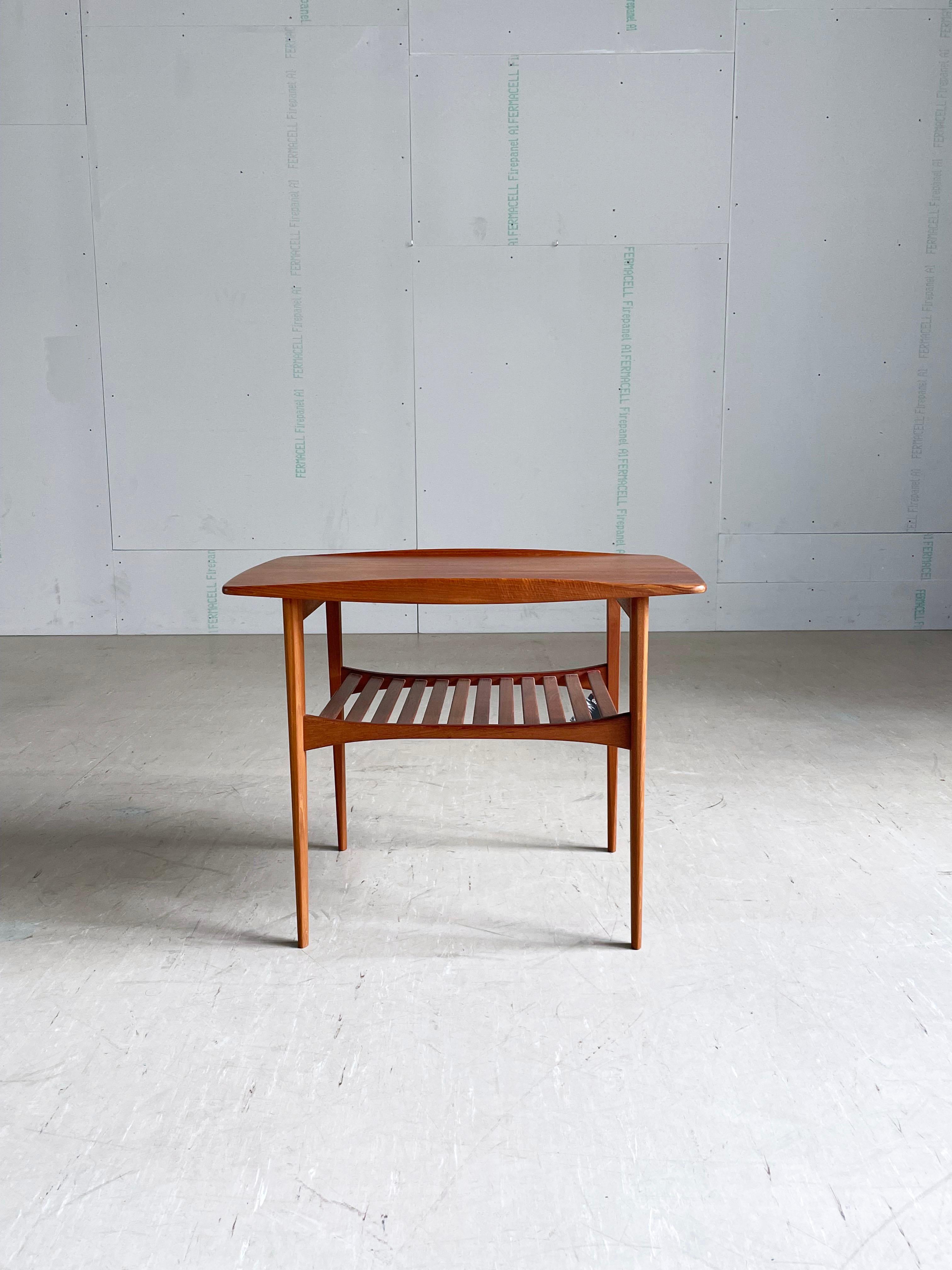 Dänischer Mid Century Beistelltisch aus Teakholz, entworfen von Tove & Edvard Kindt-Larsen. Wunderschön gearbeitete Teakholz-Tischplatte mit schönen Details und Zeitschriftenablage.
Designer: Tove & Edvard Kindt-Larsen
Produzent: France & Søn,