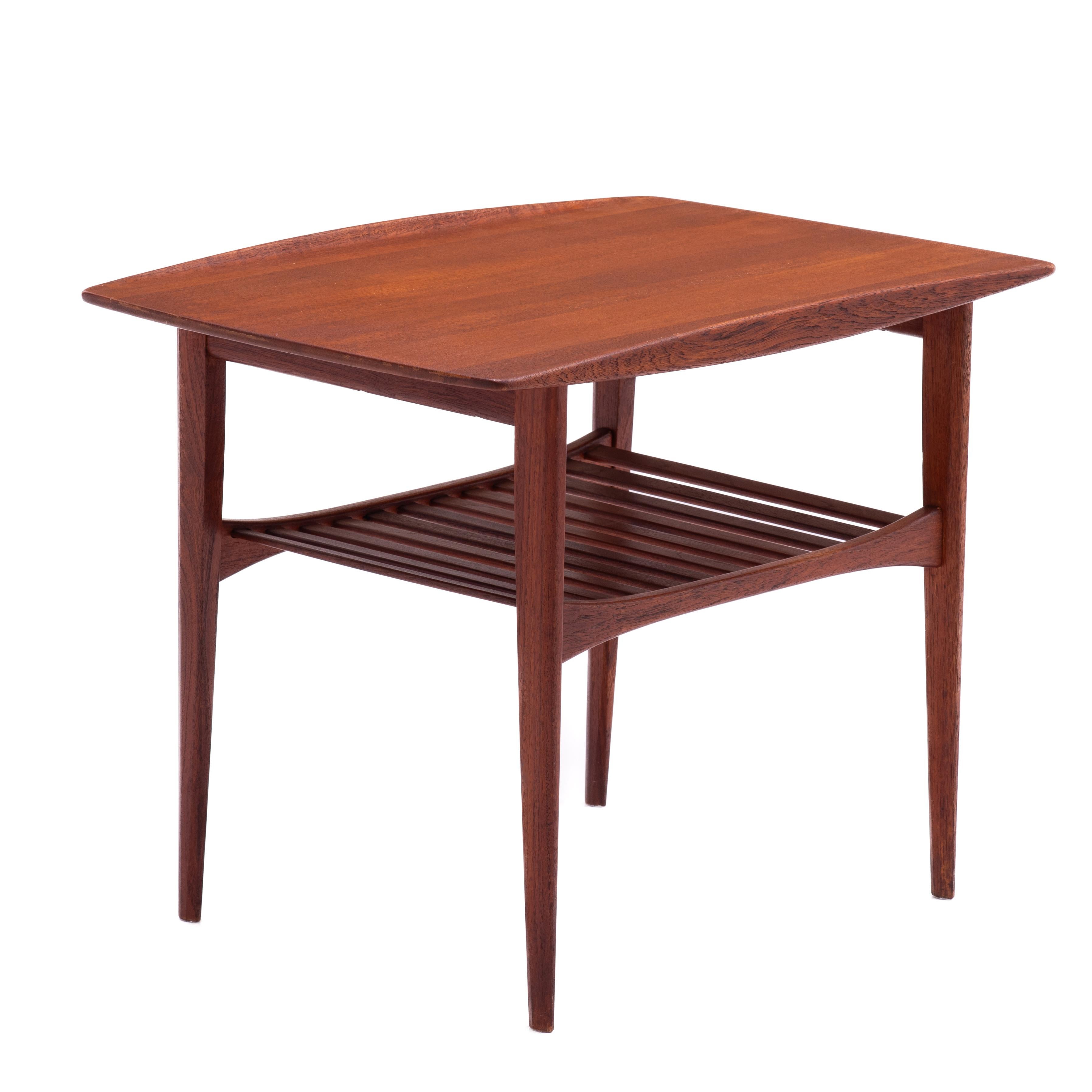 Tove & Edvard Kindt-Larsen Beistelltisch aus Teakholz von France & Daverkosen. Hergestellt in  Dänemark, 1960er Jahre. Graet Design, bei dem die obere Seitenschiene bootsförmig oder konvex und die untere Magazinbodenschiene konkav ist. Die Höhe der