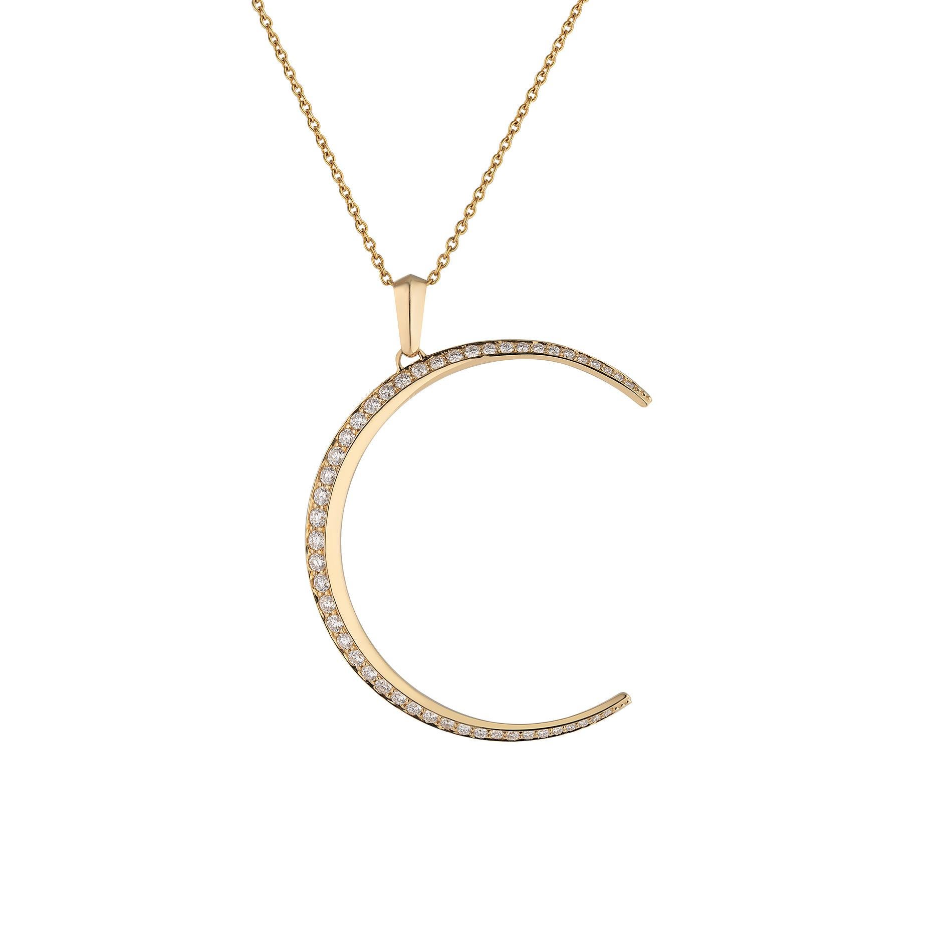 Collezione Towards the Stars (Verso le stelle)
Realizzato in splendido oro giallo e impreziosito da scintillanti diamanti bianchi, questo pendente a forma di luna cattura il fascino etereo del cielo notturno. La sua presenza incantevole aggiunge un