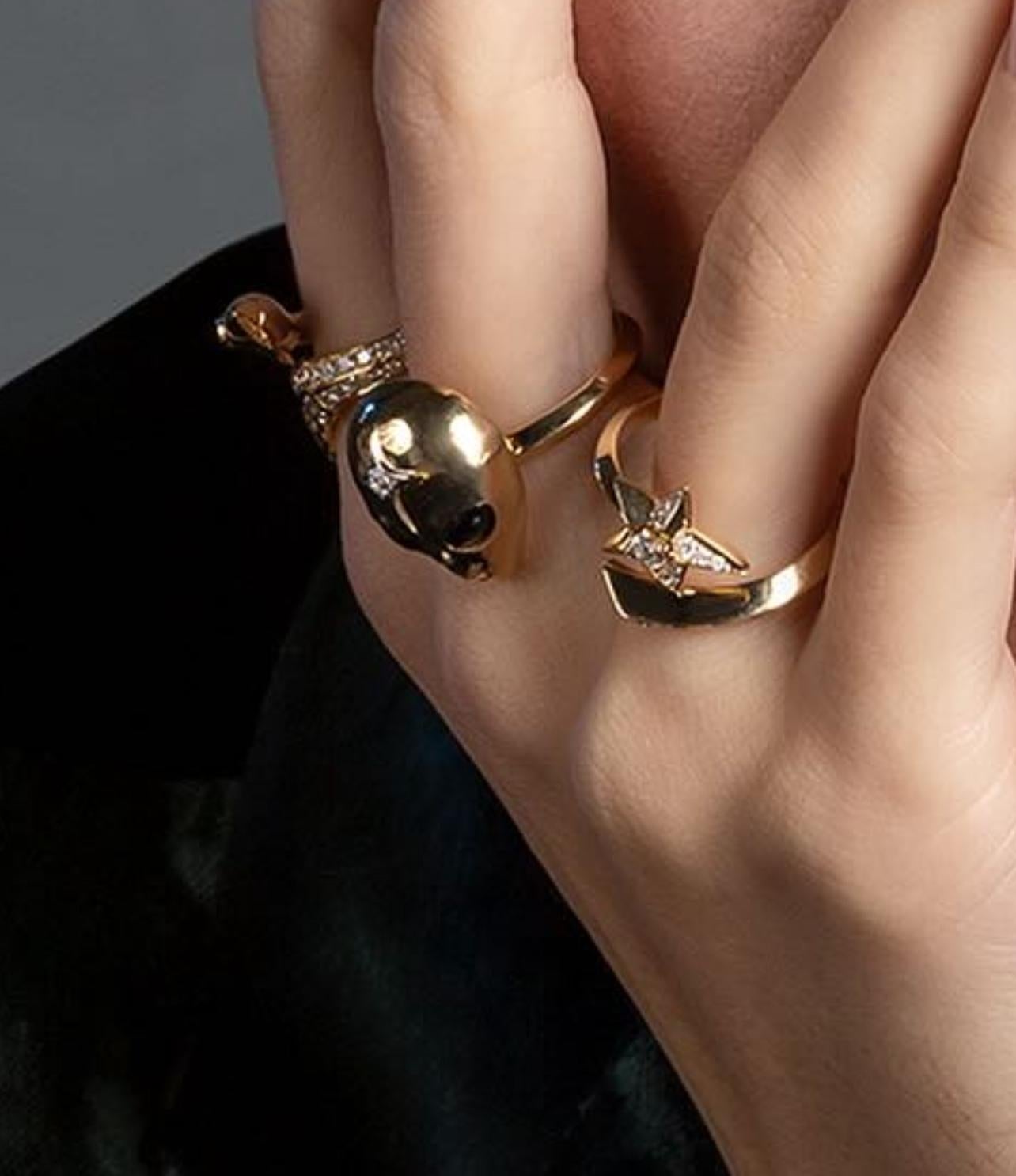 For Sale:  She’s an Alien Jewelry Ring in 18ct Yellow Gold with Sapphire & Diamond 5
