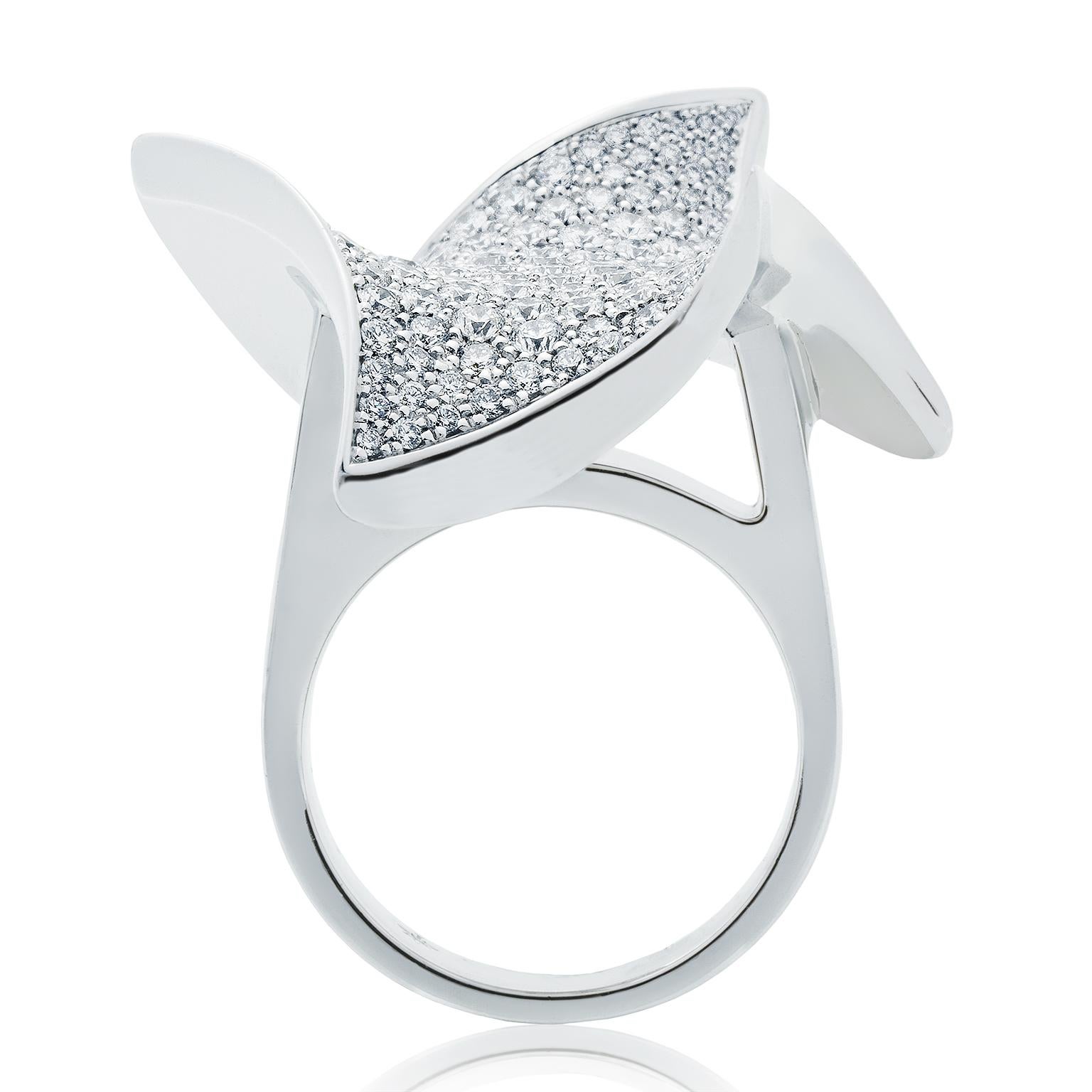 Towe Mantaray 2.33 Ct White Diamond Cocktail Ring In New Condition For Sale In Stockholm, SE
