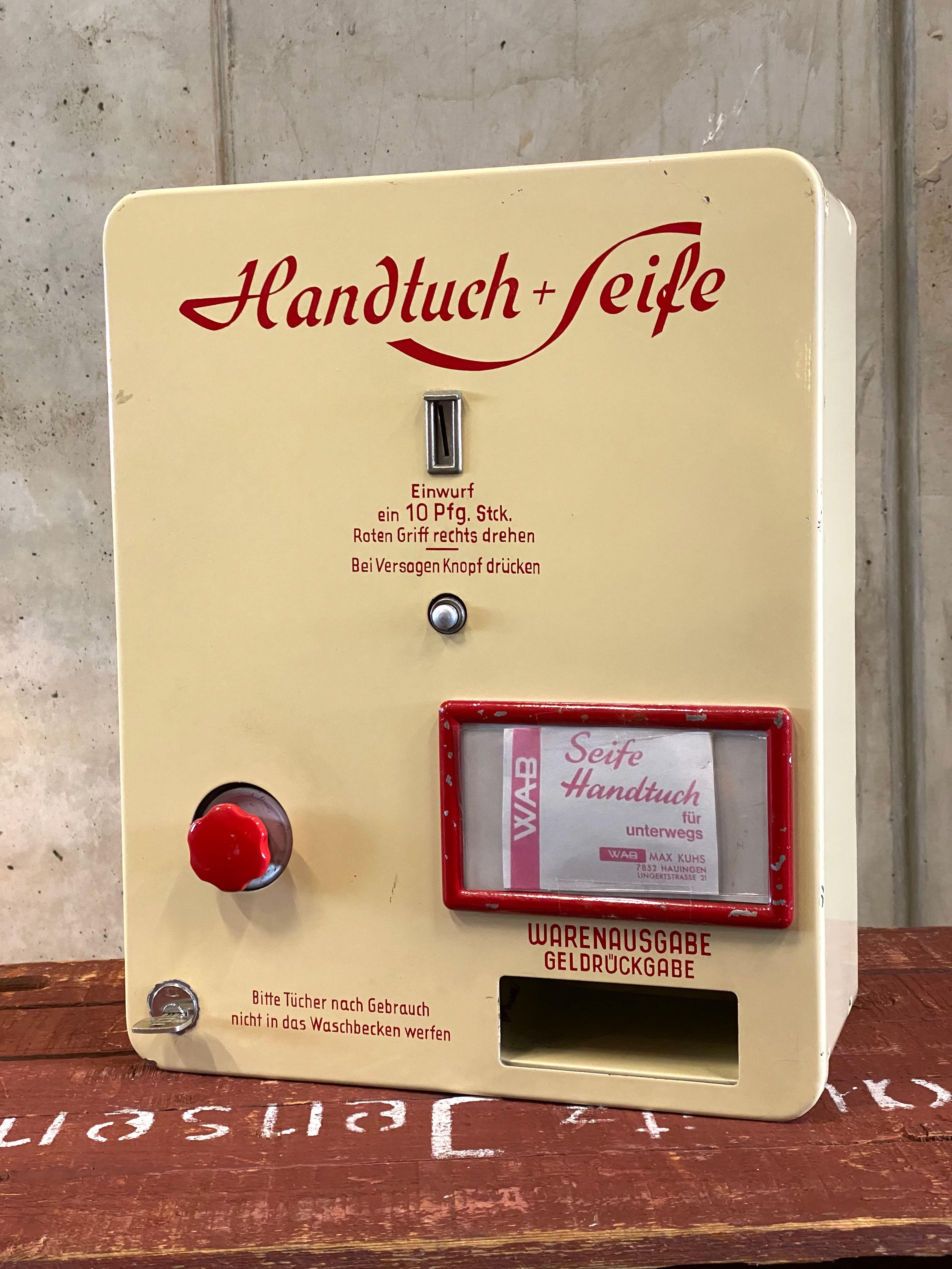 The towel & soap machine is from the 1960s and is in very good condition.
It works perfectly, has a key and you can use it with European 5 cent coins. A sample of the original filling (towel and soap) comes with it.
The really great thing about