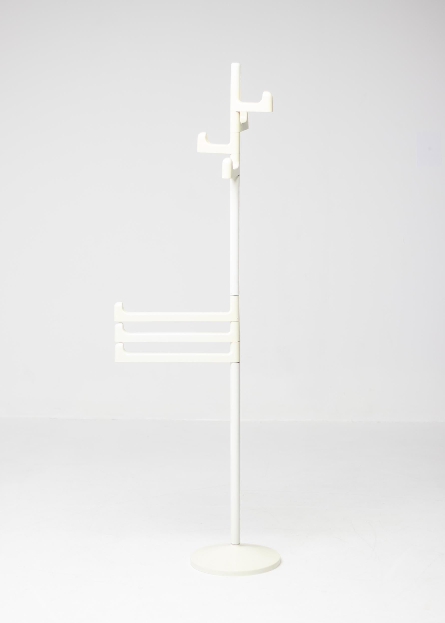 Elegant Italian towel rack or coat rack in plastic coated steel and ABS, designed by Makio Hasuike for Gedy.
The piece has seven useful arms. The bottom three are long and spin freely on the shaft for placement wherever you need them. The top four
