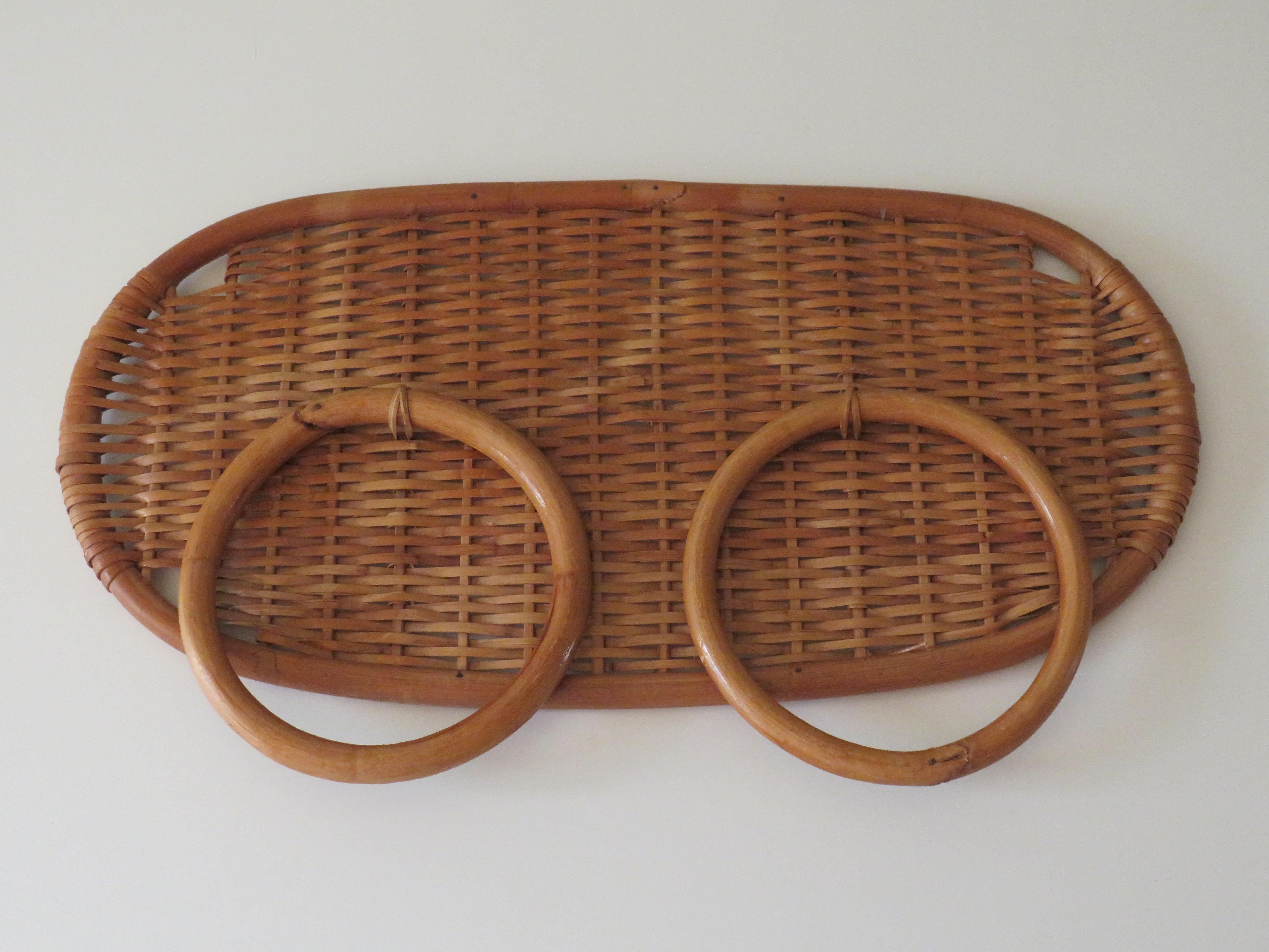 Beautiful Italian, mid-century towel rack in rattan-bamboo.
Perfect for the kitchen or bathroom.
The height of the rack is 28 cm, the width 46 cm and the depth 3 cm.
There are 2 suspension points and the diameter of the rings is 16.5 cm.