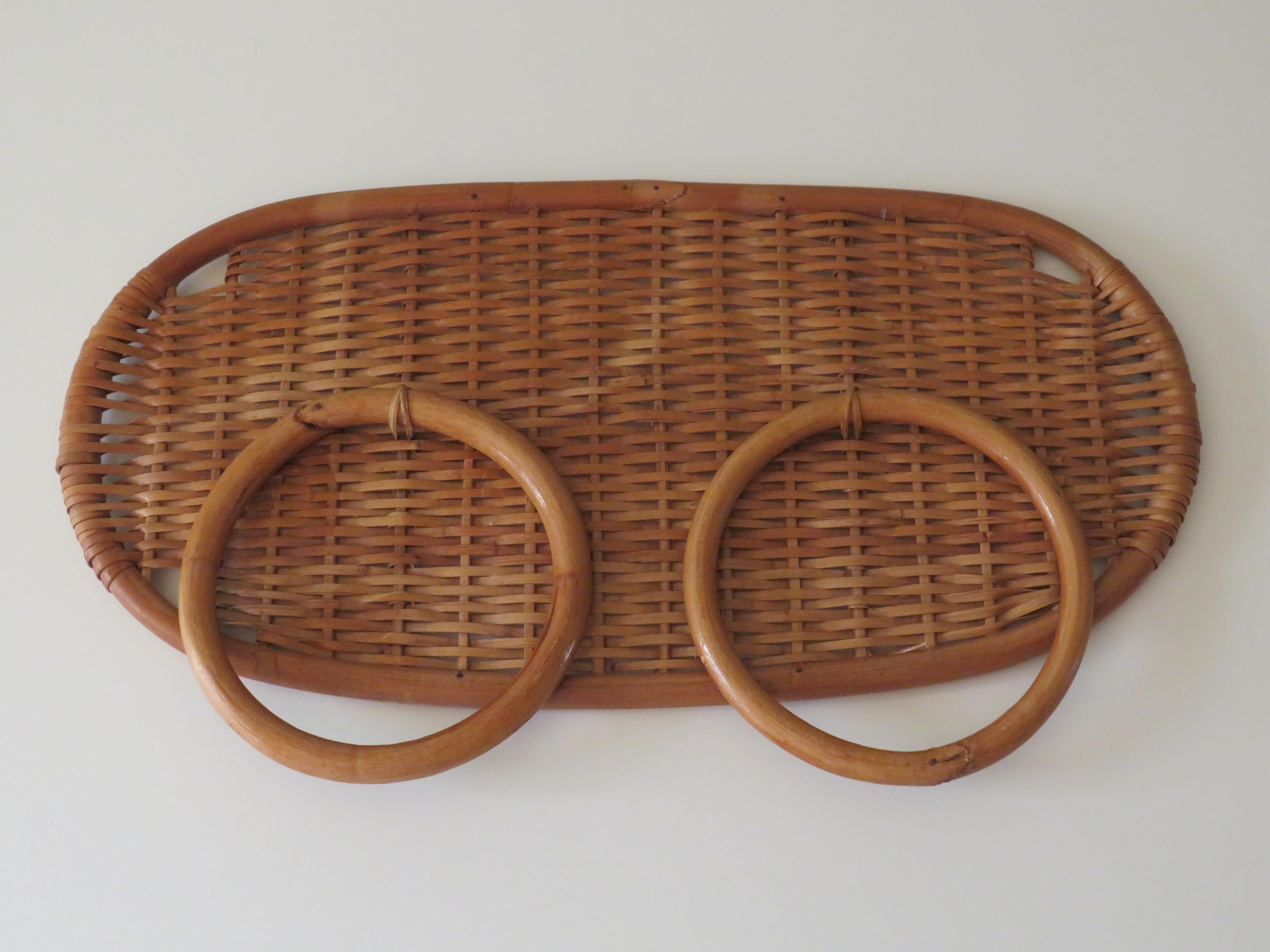Magnifique porte-serviettes italien du milieu du siècle en rotin-bambou.
Parfait pour la cuisine ou la salle de bains.
La hauteur du support est de 28 cm, la largeur de 46 cm et la profondeur de 3 cm.
Il y a 2 points de suspension et le diamètre
