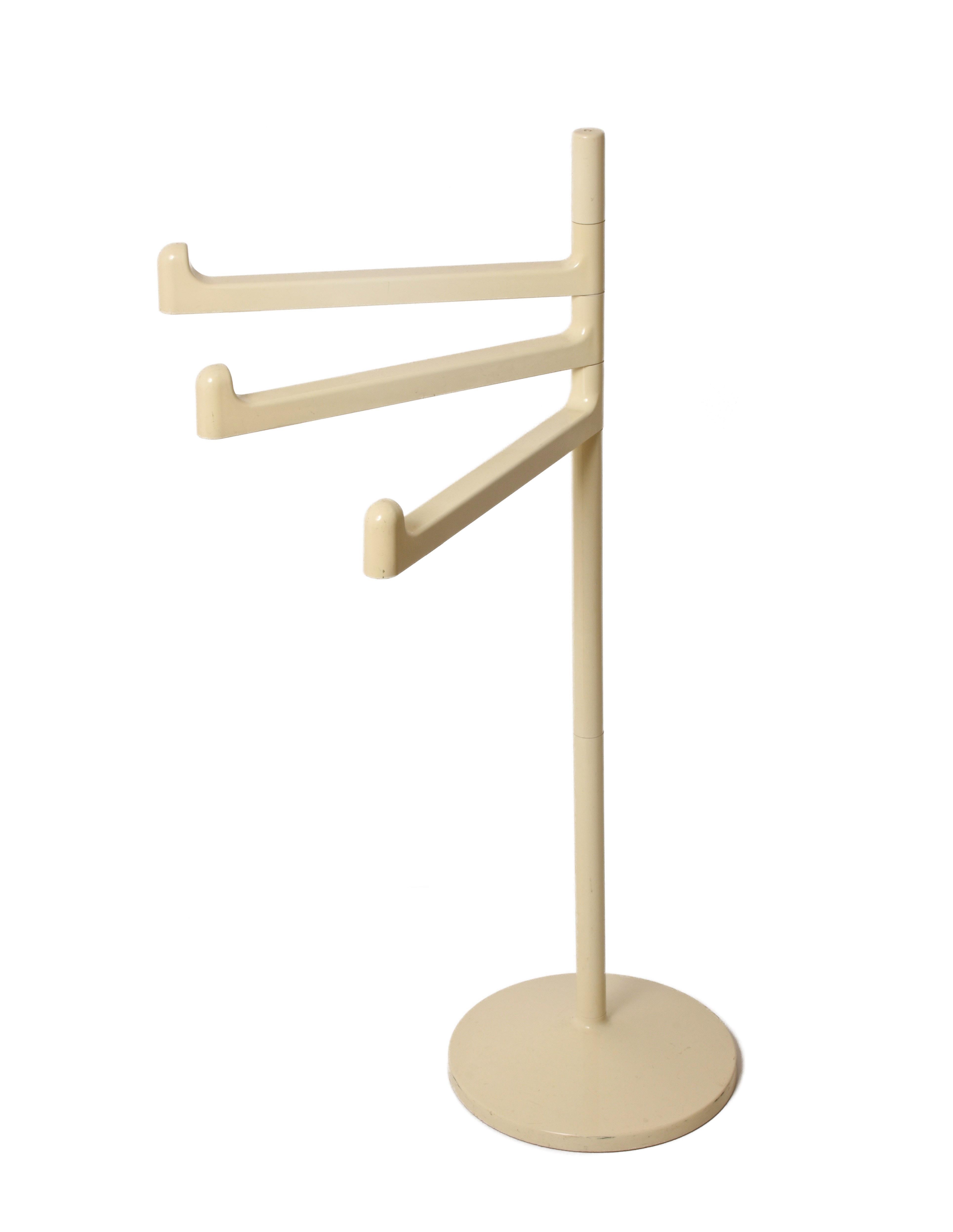 Ce porte-serviettes moderne et sophistiqué en métal blanc et plastique des années 1960 est l'œuvre de Makio Hasuike. Base lestée:: les grands bras sont réglables. Le bras mesure 15::5