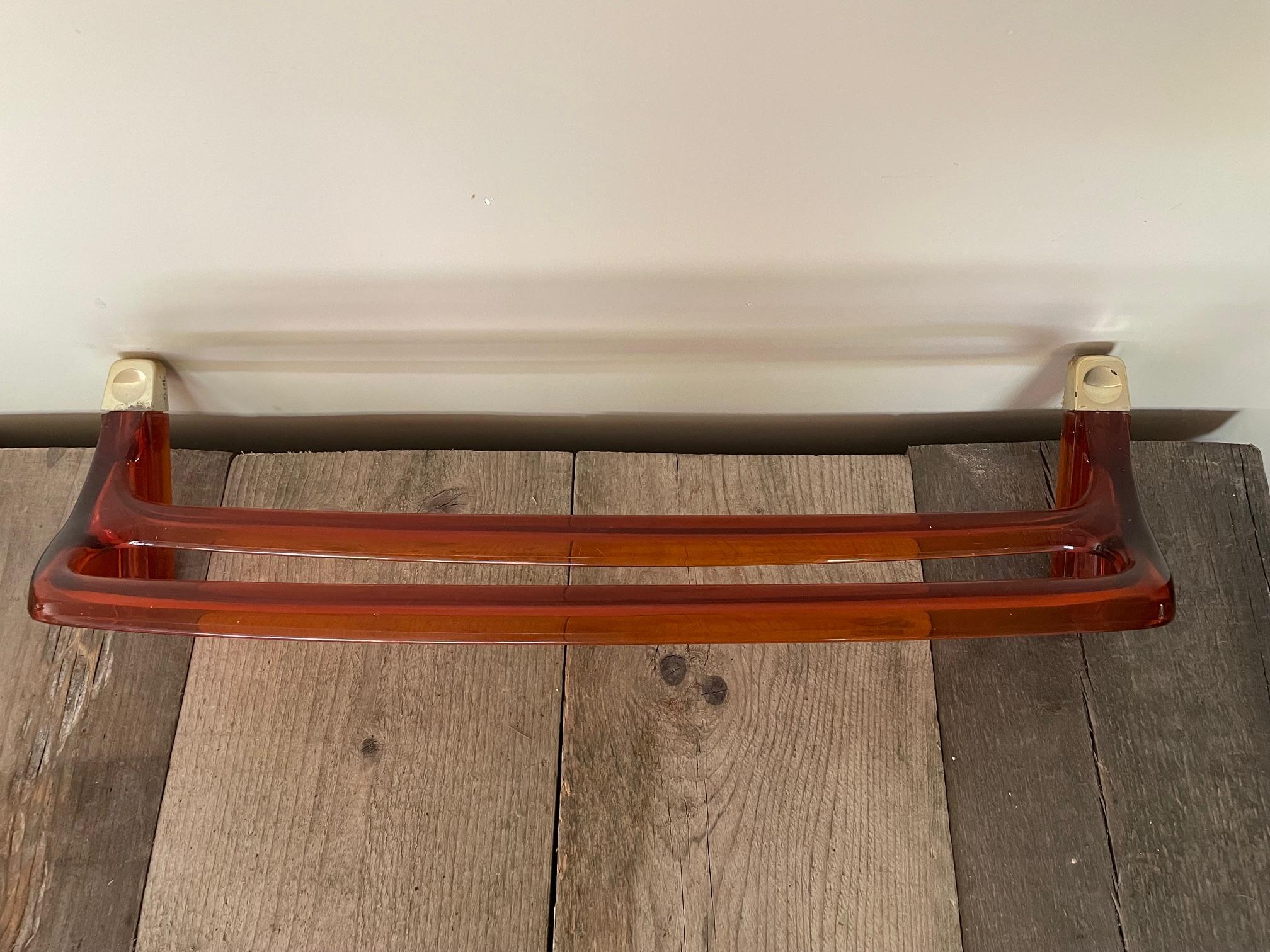 Porte-serviettes, accessoire de salle de bains en acrylique, plastique orange typique des années 60 et 70, peut contenir 2 serviettes de bain.