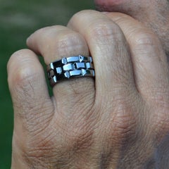 Anillo Tower de oro blanco de 18 quilates y rodio
