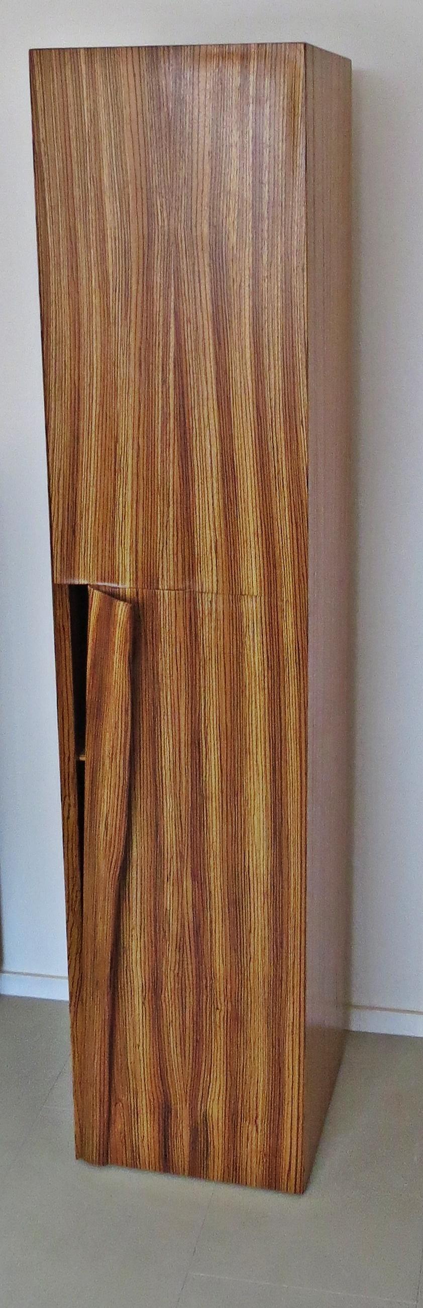 Armoire tour, fabriquée à la main, bois zébré massif, fabriquée en Allemagne, haute armoire en vente 2