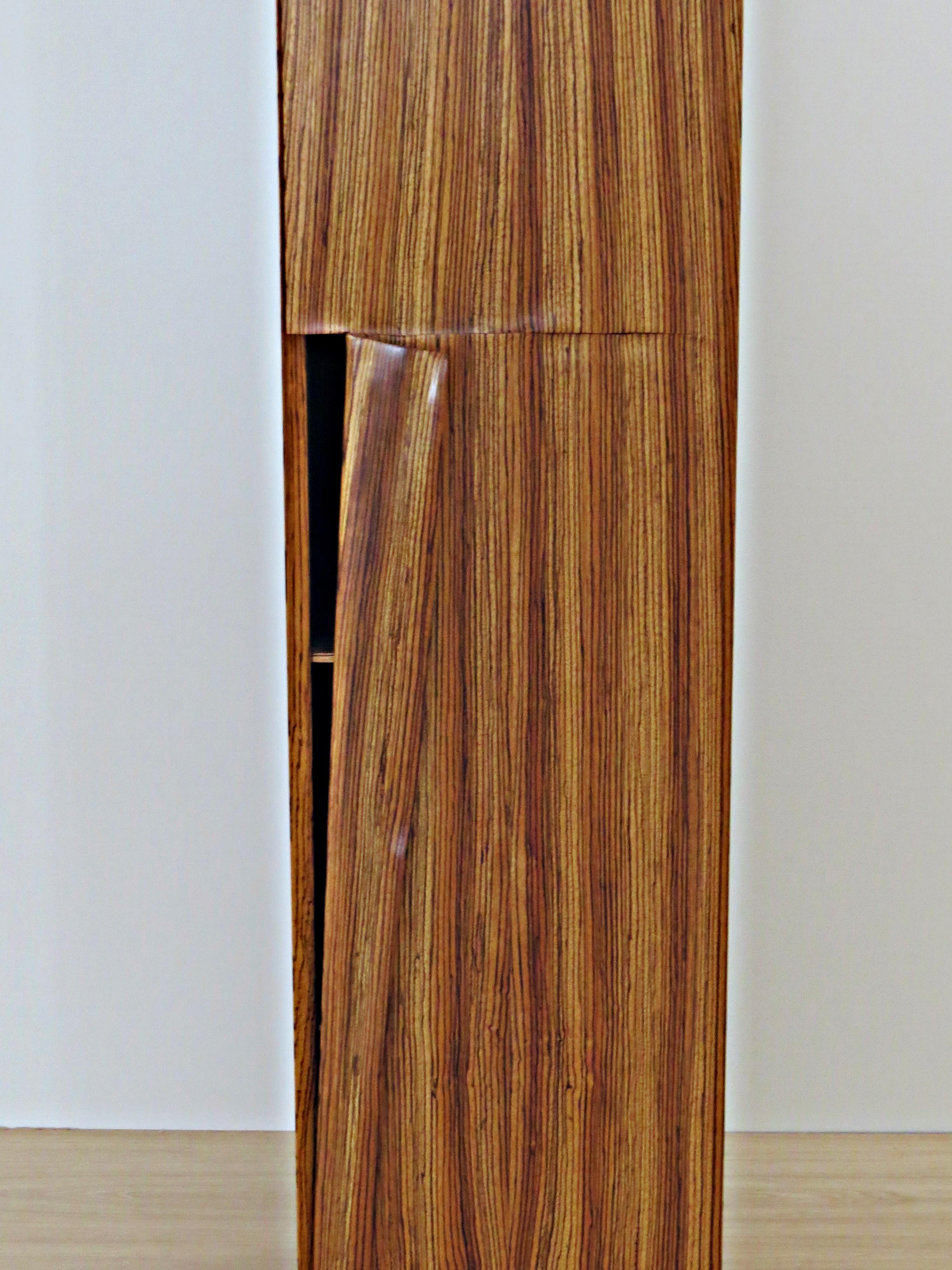 Allemand Armoire tour, fabriquée à la main, bois zébré massif, fabriquée en Allemagne, haute armoire en vente