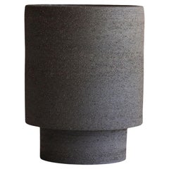 Vase décoratif noir carbone en forme de tour