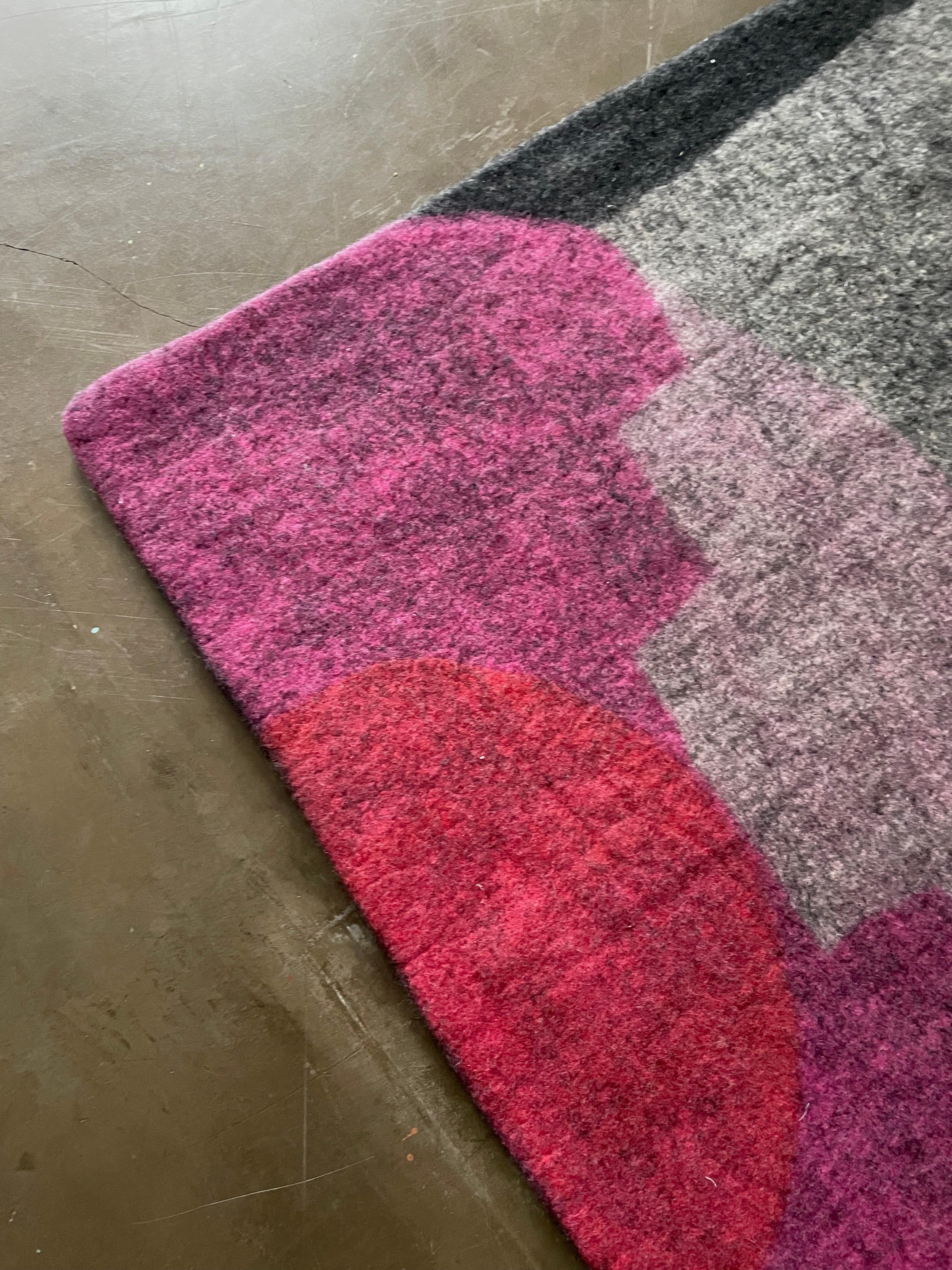 Dieser Teppich ist ein echtes Unikat. Die Geschichte der Wollfilzteppiche begann mit Nomadenstämmen in den zentralasiatischen Steppen. Ich produziere und entwerfe diese äußerst seltene Form der Teppichherstellung seit 2002 im Iran, in der Türkei und