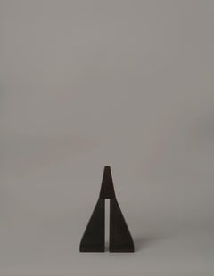 TOWERX26 Architektonische Skulptur aus Ulmenholz in dunkler Ausführung von Towerland