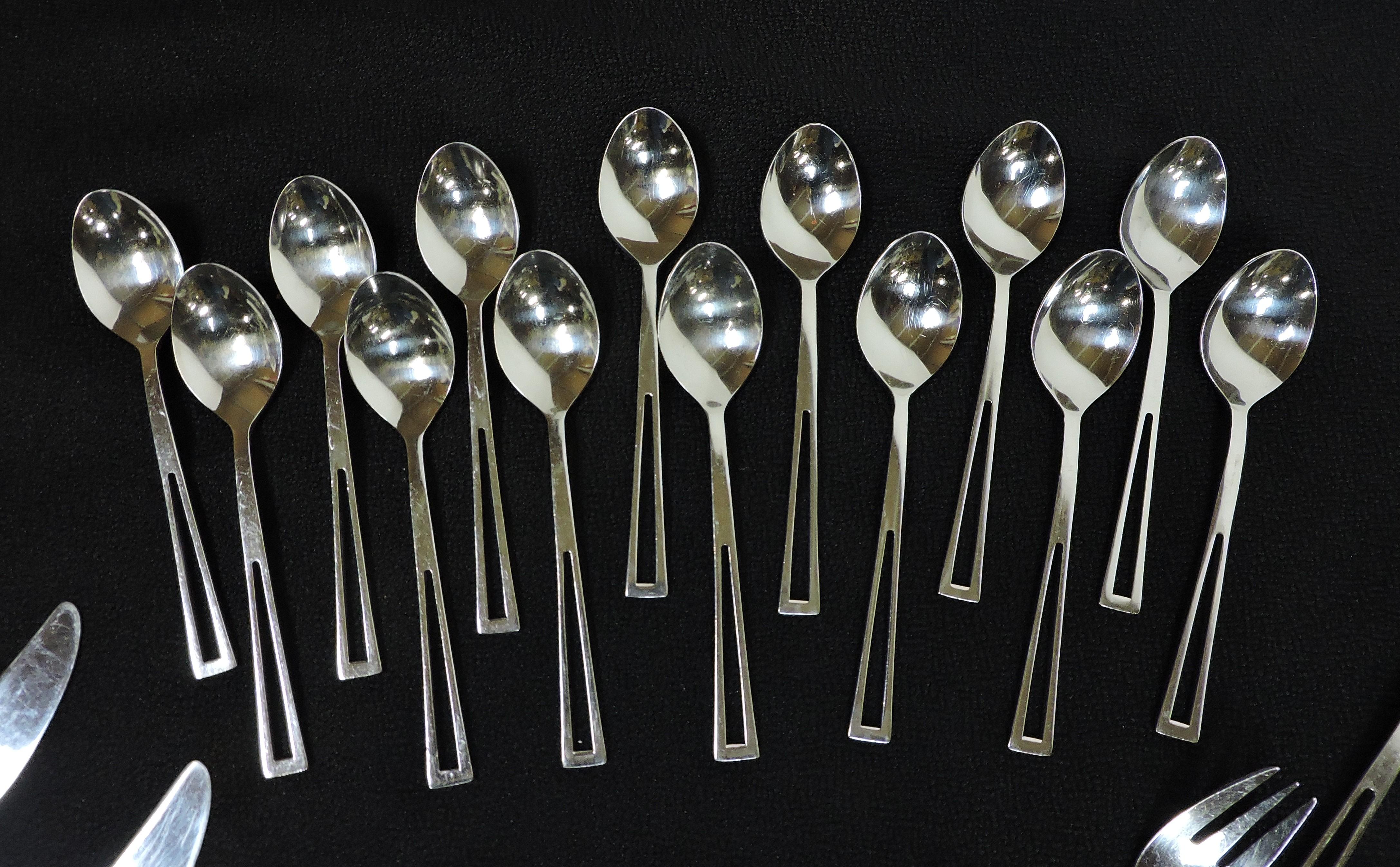 Large set of Towle supreme flatware in the Aperto pattern which was based on the 1955 Celsa of Mexico Avanti pattern. This set has a great modernist look and consists of service for twelve, 60 pieces total - 12 forks, 12 salad forks, 12 soup spoons,