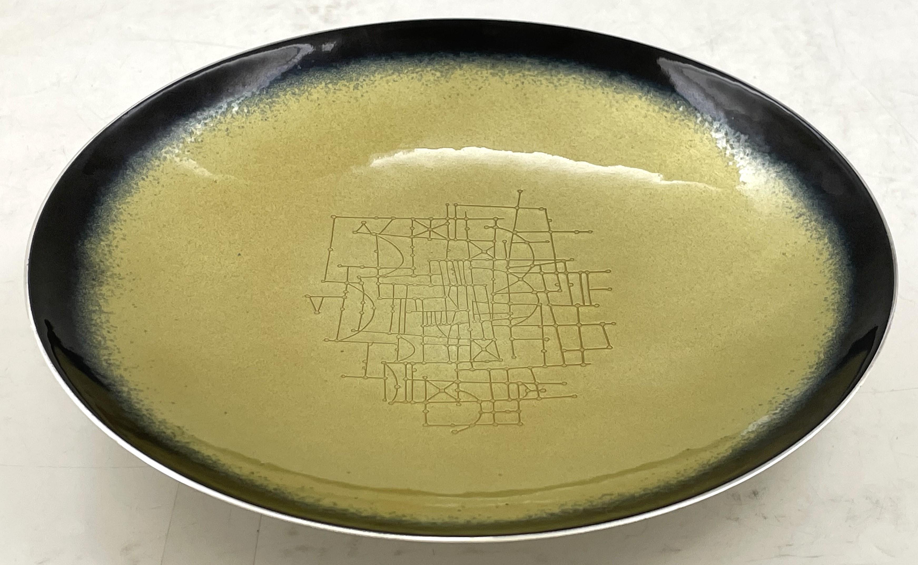Ciotola in argento smaltato di Towle e Earl Pardon, in stile Mid-Century Modern con un elegante disegno geometrico, con vibranti sfumature gialle e blu smaltate, della metà del XX secolo. Misura 7 1/2'' di diametro per 1 1/2'' di altezza, pesa 9,3