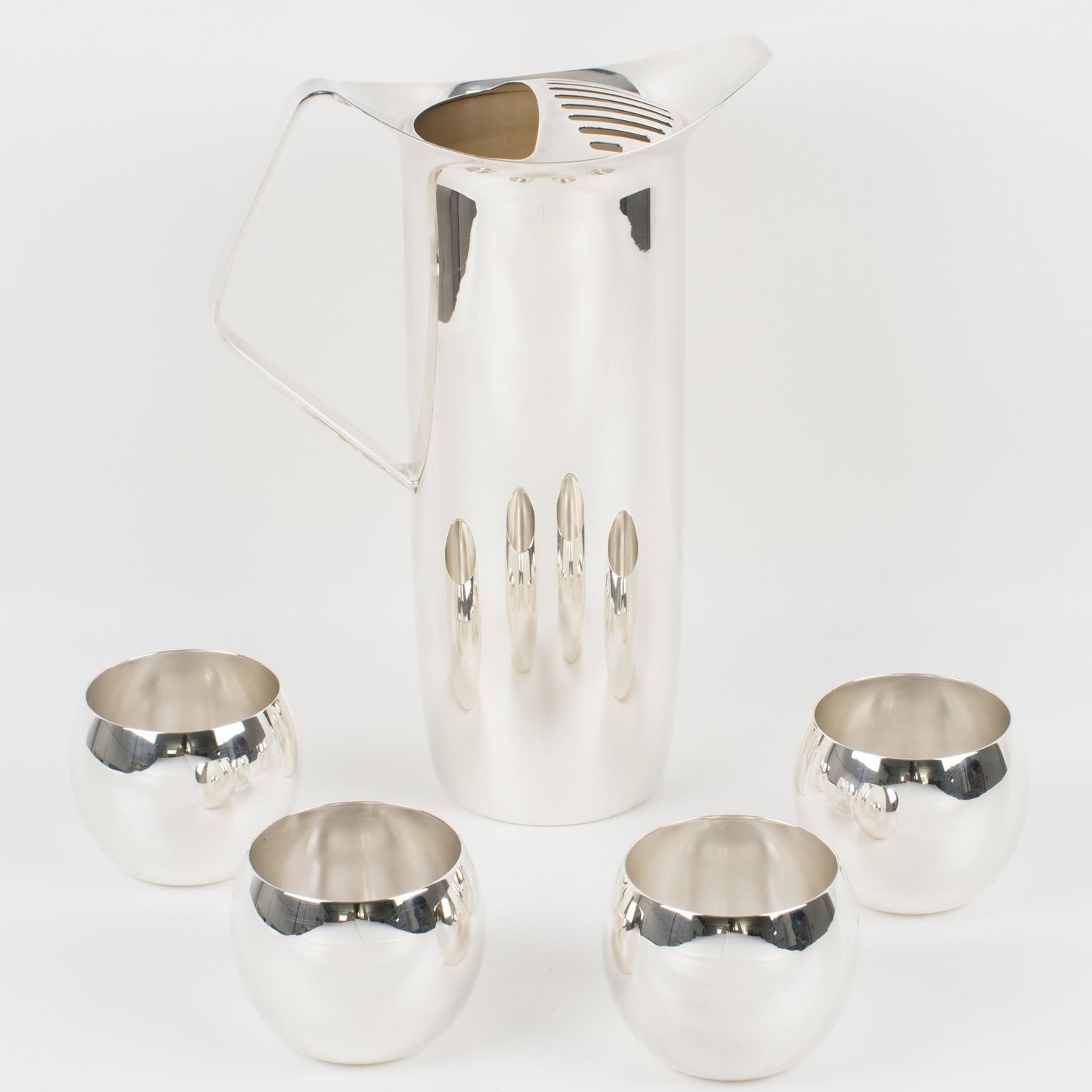 An elegant silver plate cocktail or Martini set designed by silversmith Towle, E.P. Germany. Sleek and modernist shape with a tall silver plate Martini pitcher or mixer jug with ice catcher. Four small silverplated glasses-cup finished the set for a
