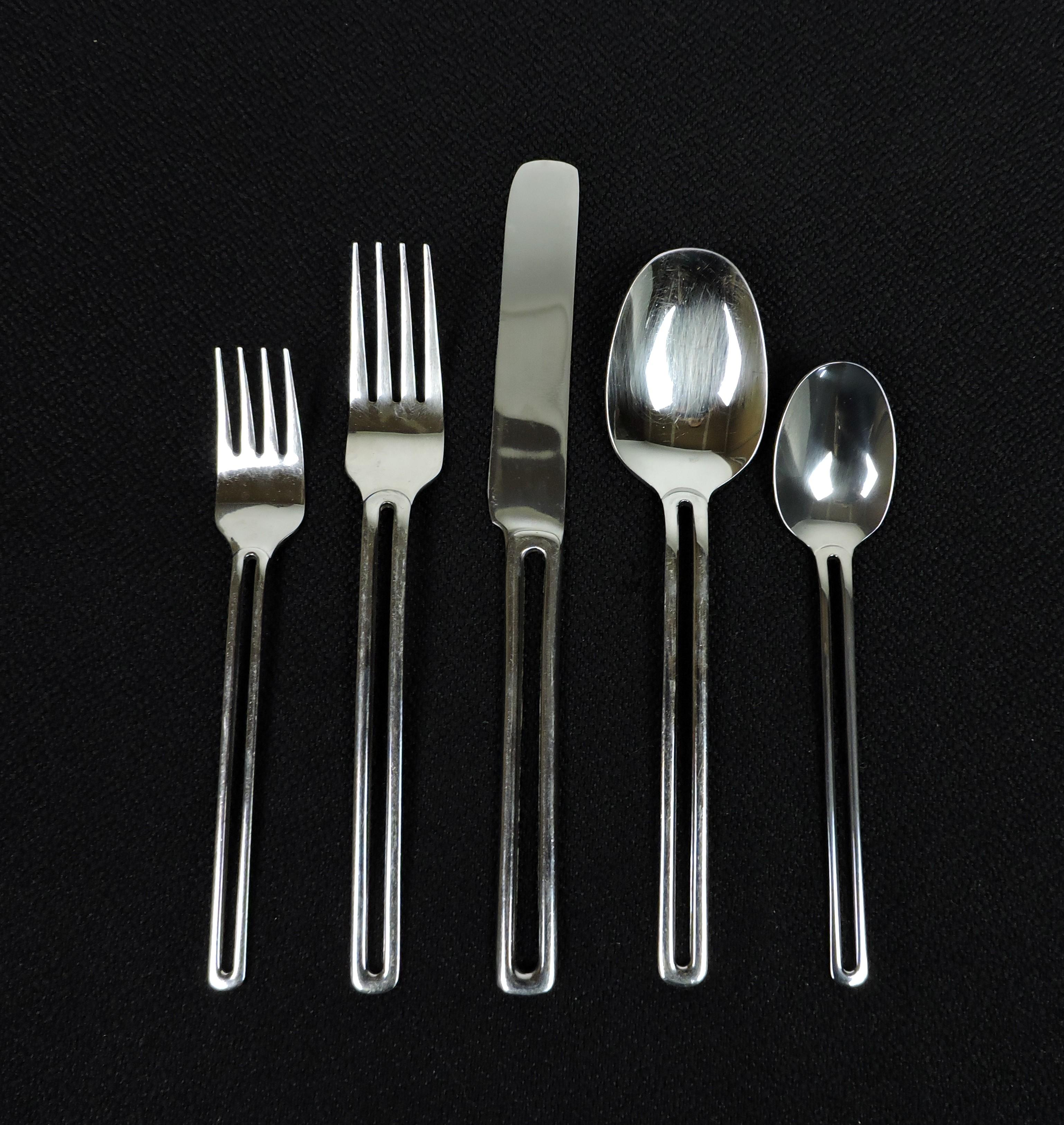 Magnifique service de couverts en acier inoxydable Towle de 32 pièces, pour six personnes, au motif nordique. Ce set comprend 6 fourchettes, 6 fourchettes à salade, 6 cuillères à soupe, 6 cuillères à café, 6 couteaux et 2 pièces de service. Élégants