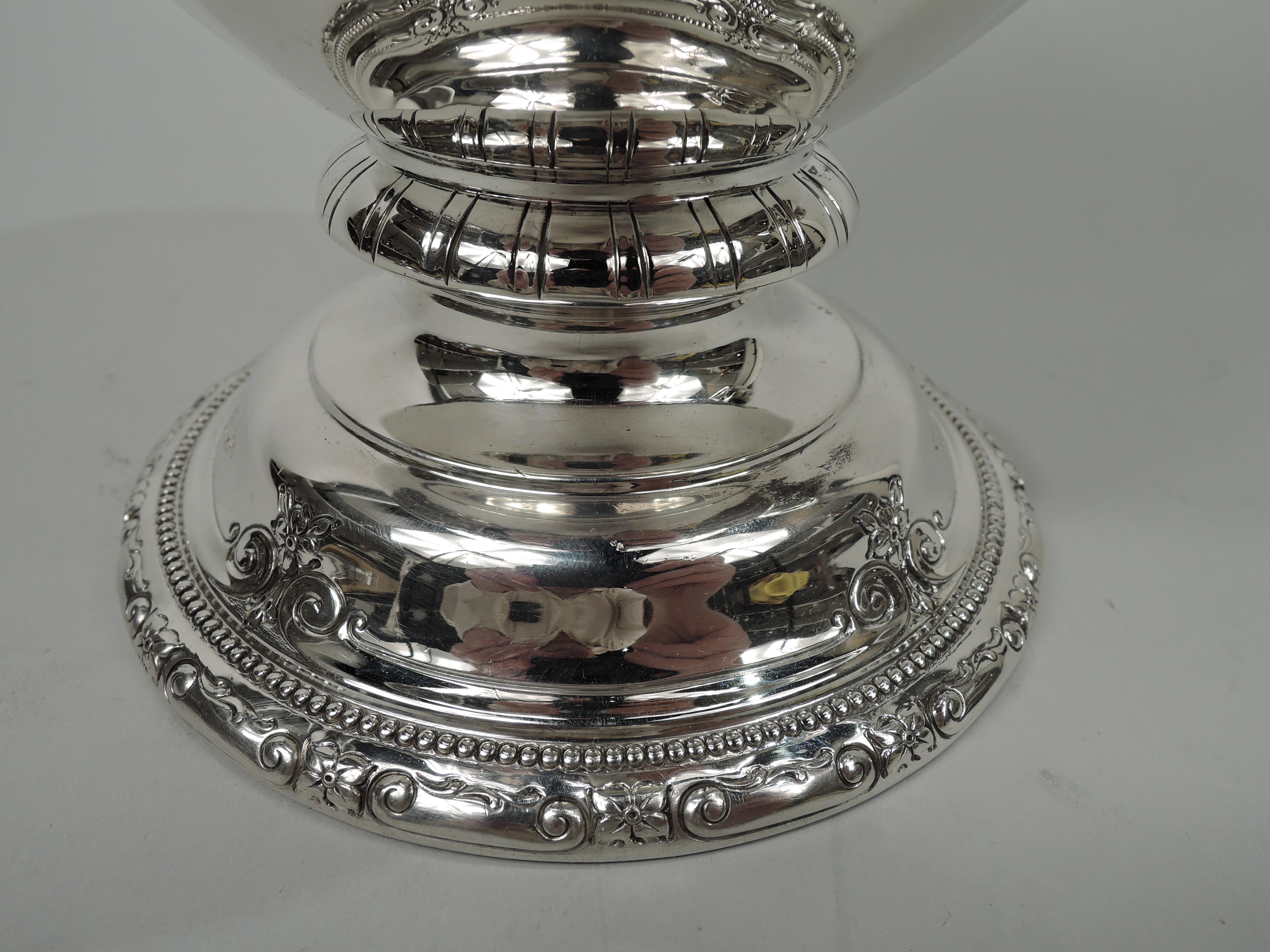 Towle Royal Windsor Sterling Silver Water Pitcher In Excellent Condition For Sale In New York, NY