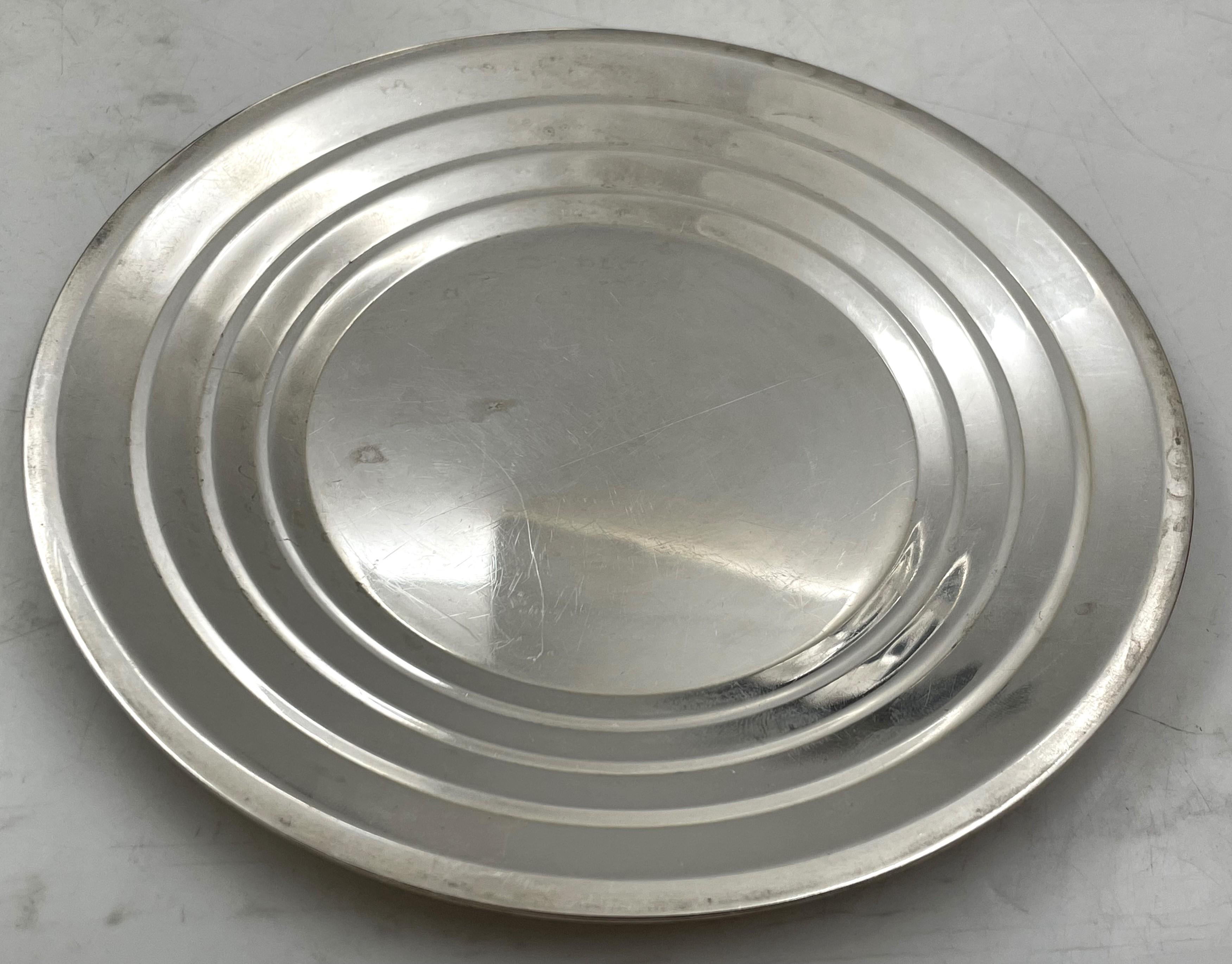 Set di 12 piatti da dessert Towle in argento sterling in stile Mid-Century Modern, con un elegante design geometrico. Misurano 6'' di diametro per 2/3'' di altezza, pesano 44,5 once troy e recano i marchi come mostrato.

Towle Silversmiths è