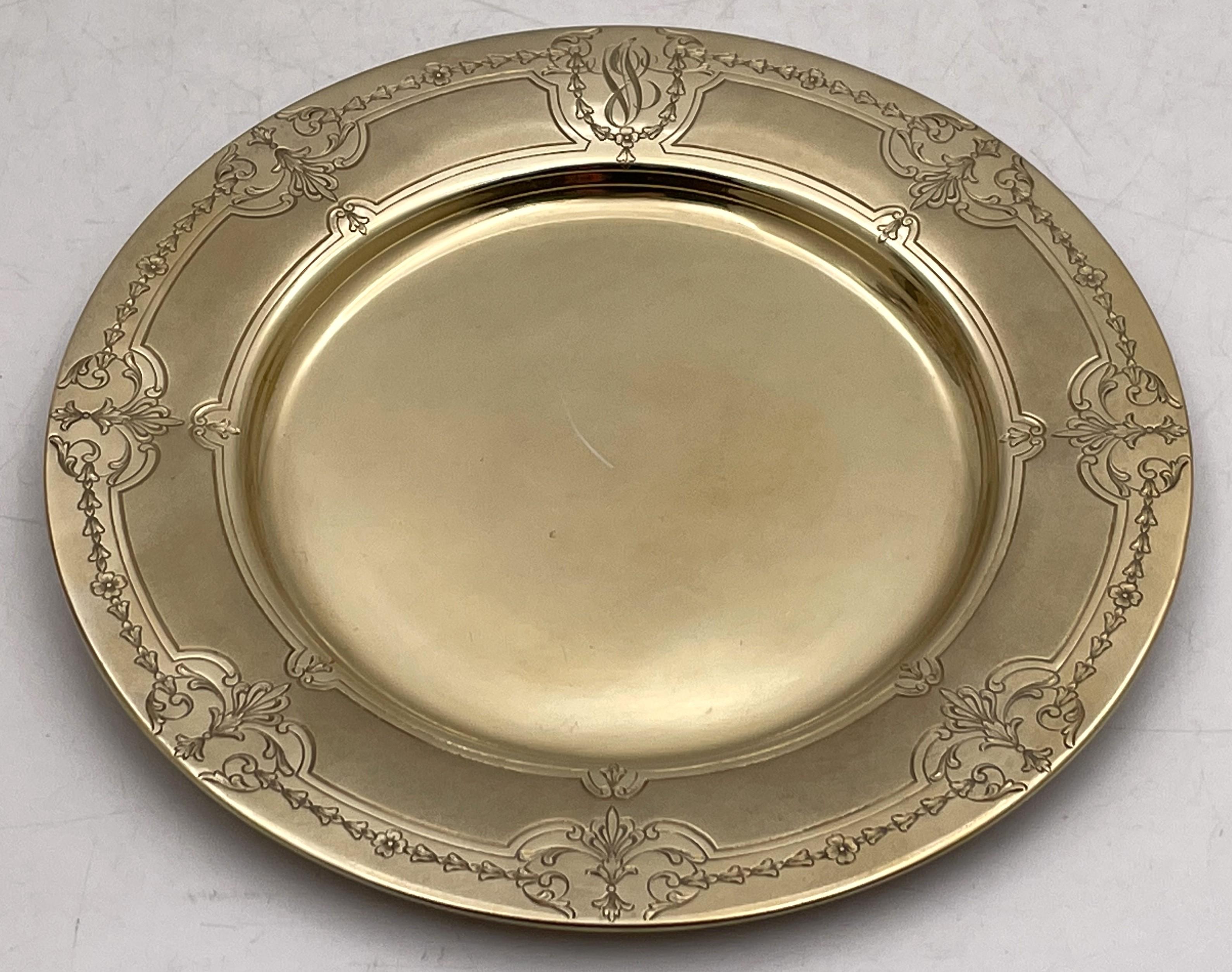 Towle, set of 15 gilt sterling silver dessert or bread plates from the early 20th century, beautifully adorned with ornate and stylized curvilinear motifs. They measure 6 1/4'' in diameter by 2/5'' in height, weigh 56 troy ounces, and bear hallmarks